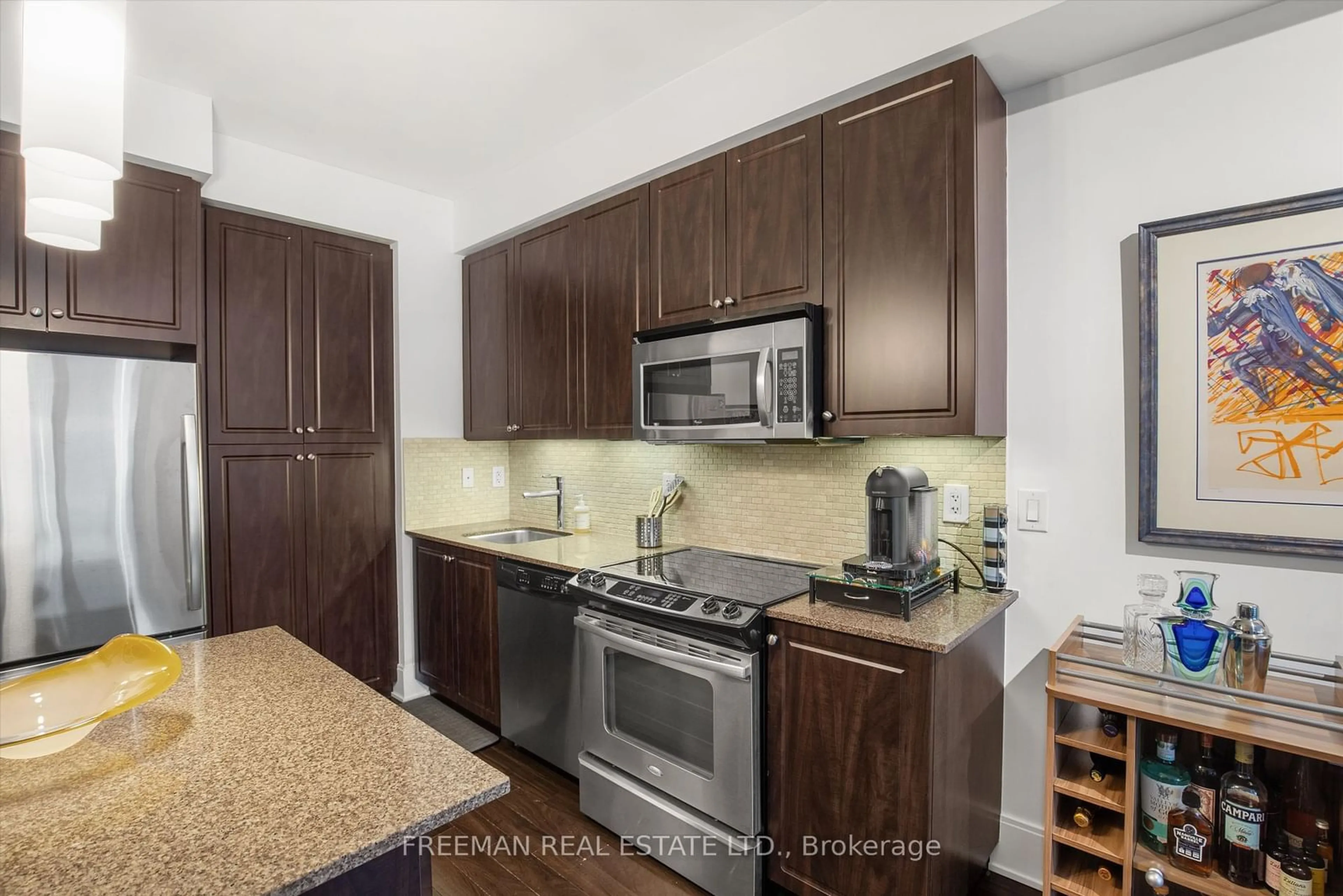 Standard kitchen, ceramic/tile floor for 25 Broadway Ave #1005, Toronto Ontario M4P 1T7