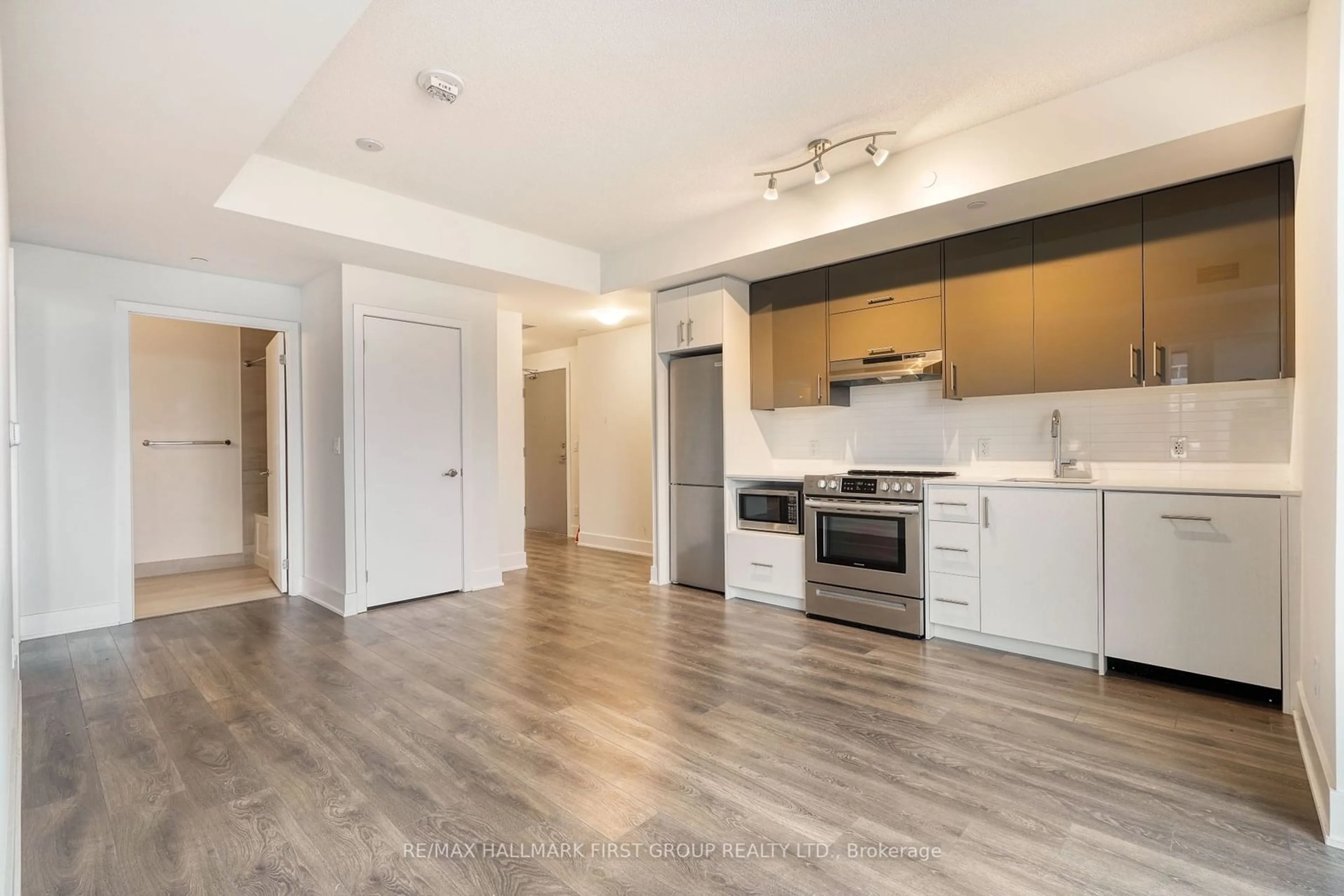 Open concept kitchen, wood/laminate floor for 188 Fairview Mall Dr #1015, Toronto Ontario M2J 0H7