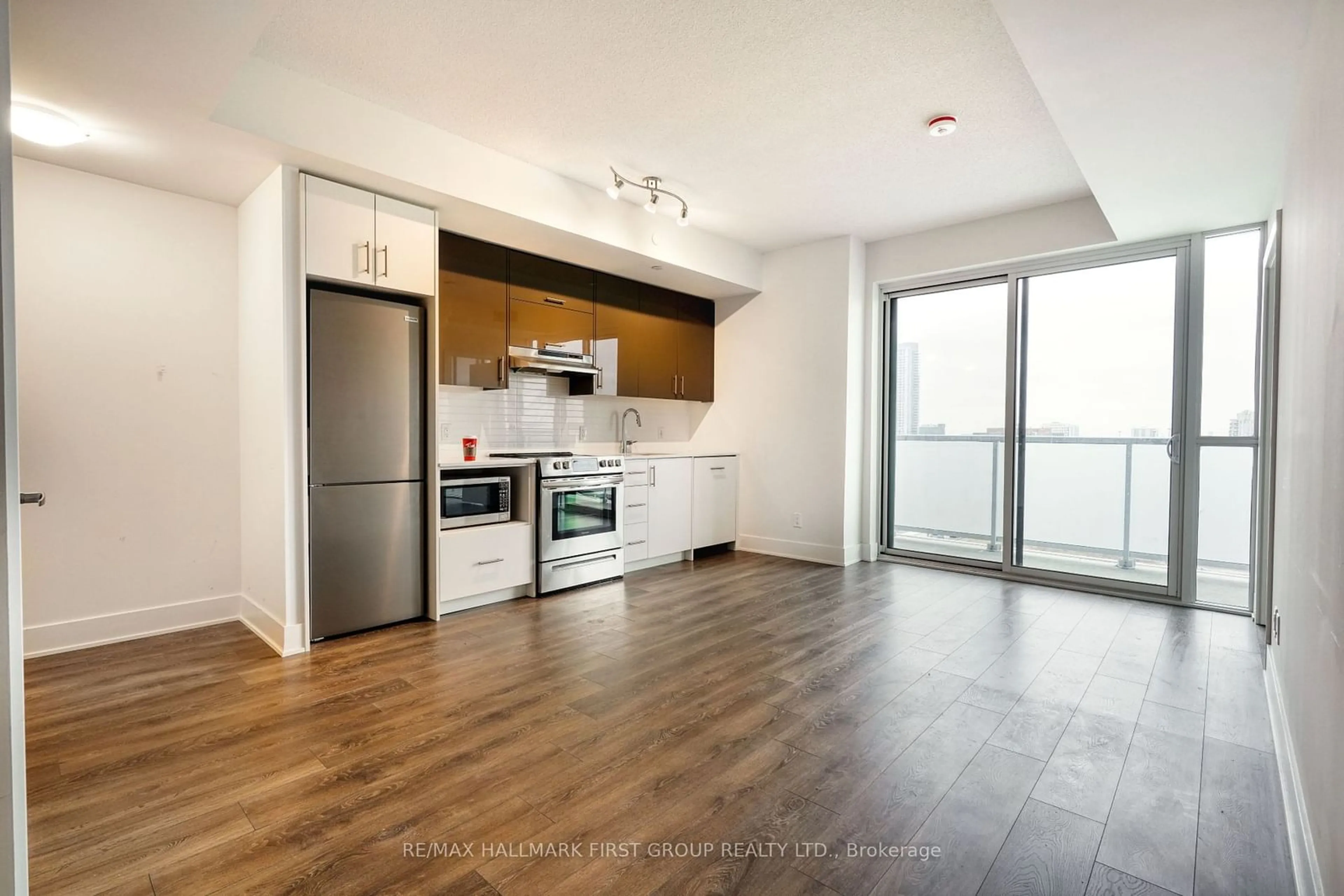 Open concept kitchen, wood/laminate floor for 188 Fairview Mall Dr #1015, Toronto Ontario M2J 0H7