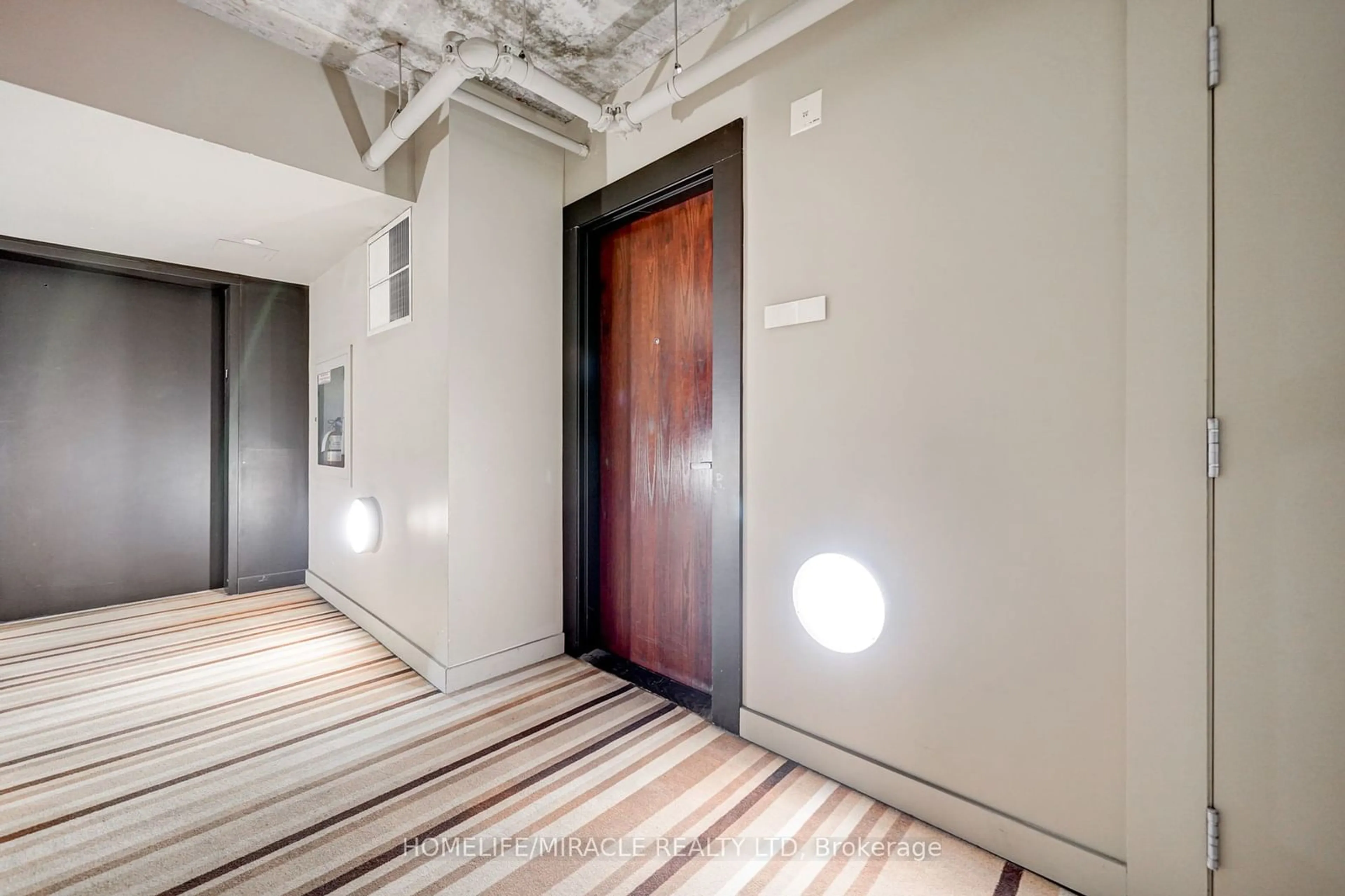 Indoor foyer for 25 Oxley St #701, Toronto Ontario M5V 2J5