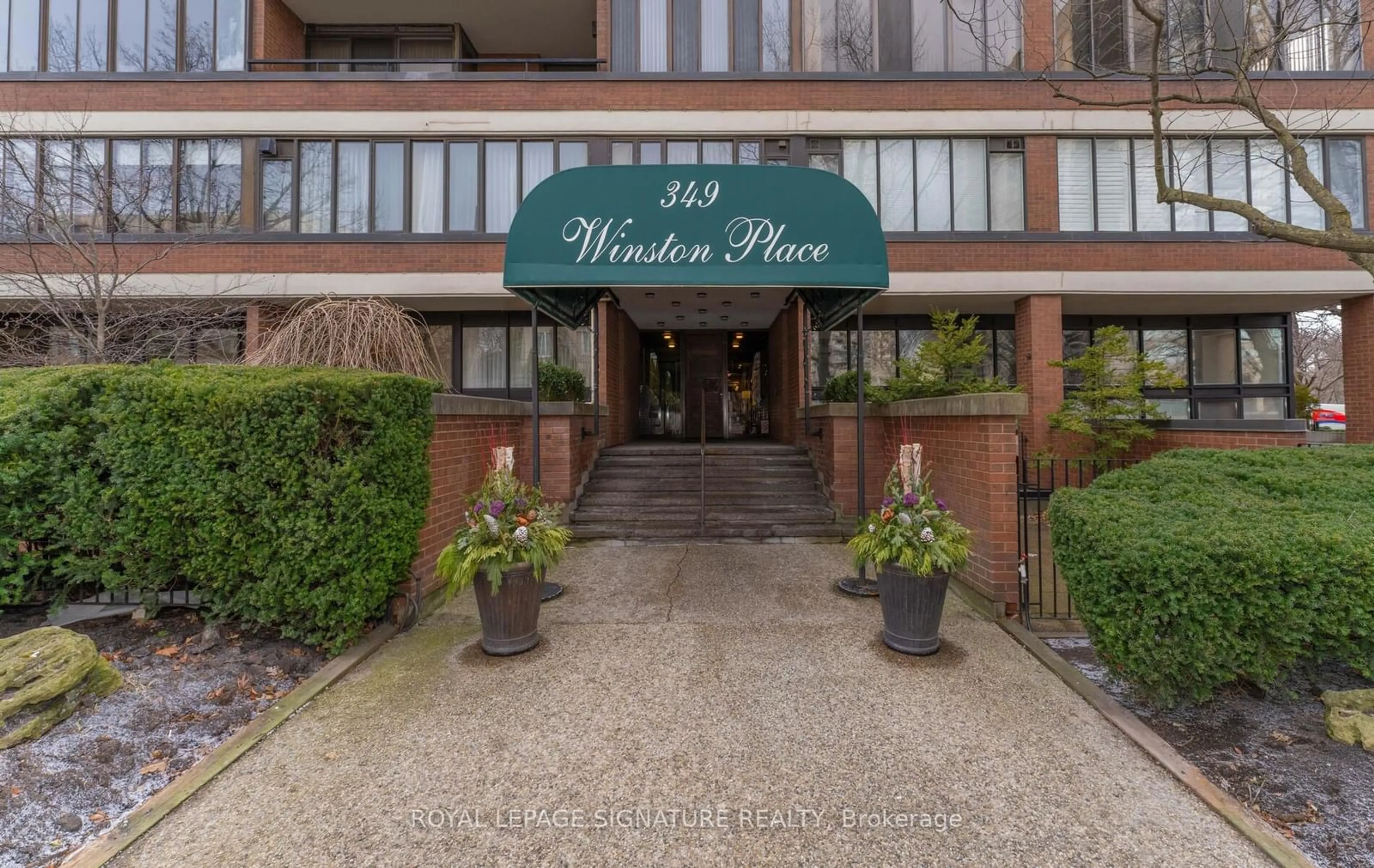 Indoor foyer for 349 St.Clair Ave #402, Toronto Ontario M5P 1M3