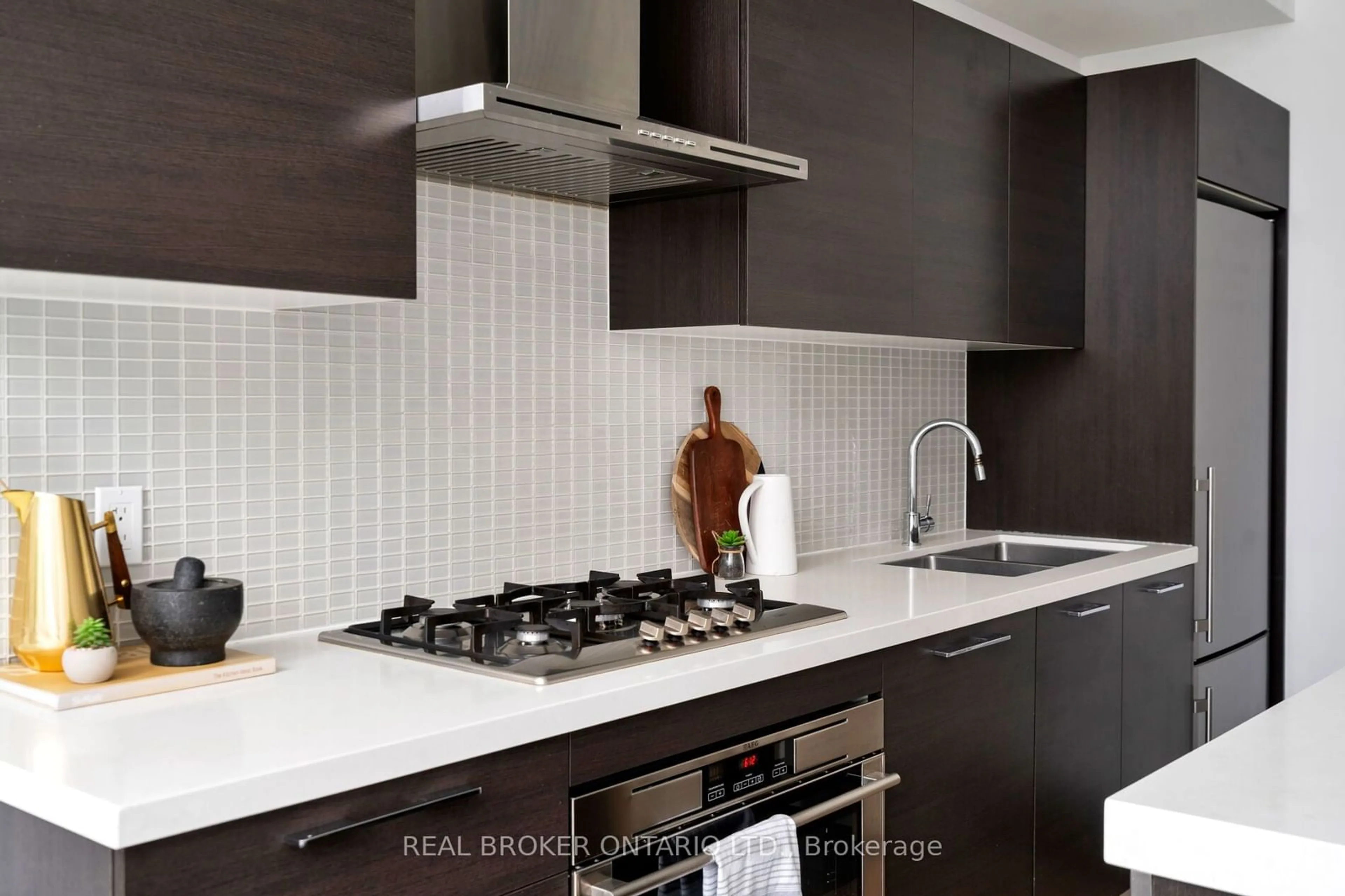 Contemporary kitchen, ceramic/tile floor for 41 Ossington Ave #TH1, Toronto Ontario M6J 2Y9