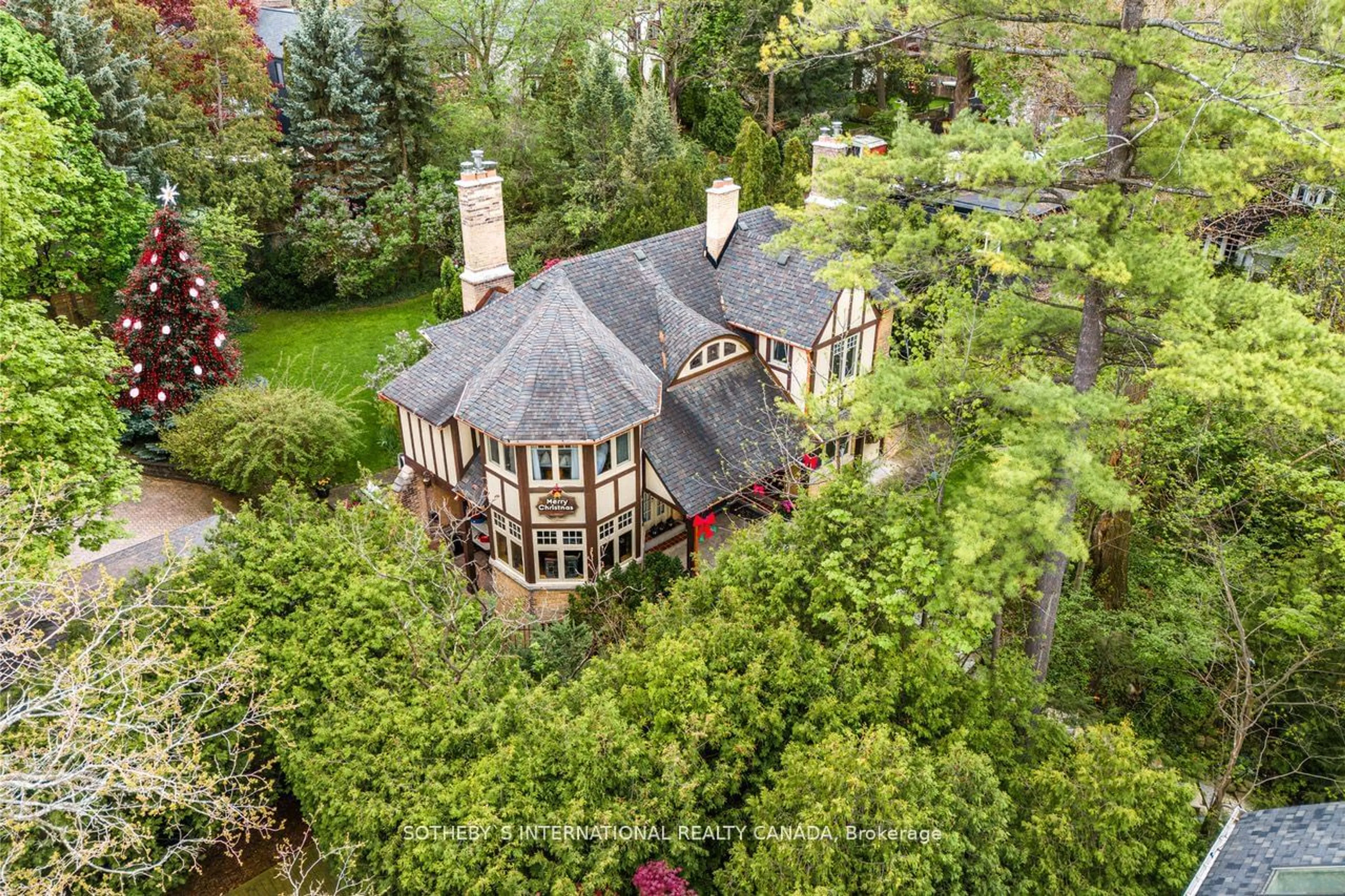 A pic from outside/outdoor area/front of a property/back of a property/a pic from drone, unknown for 279 Blythwood Rd, Toronto Ontario M4N 1A7