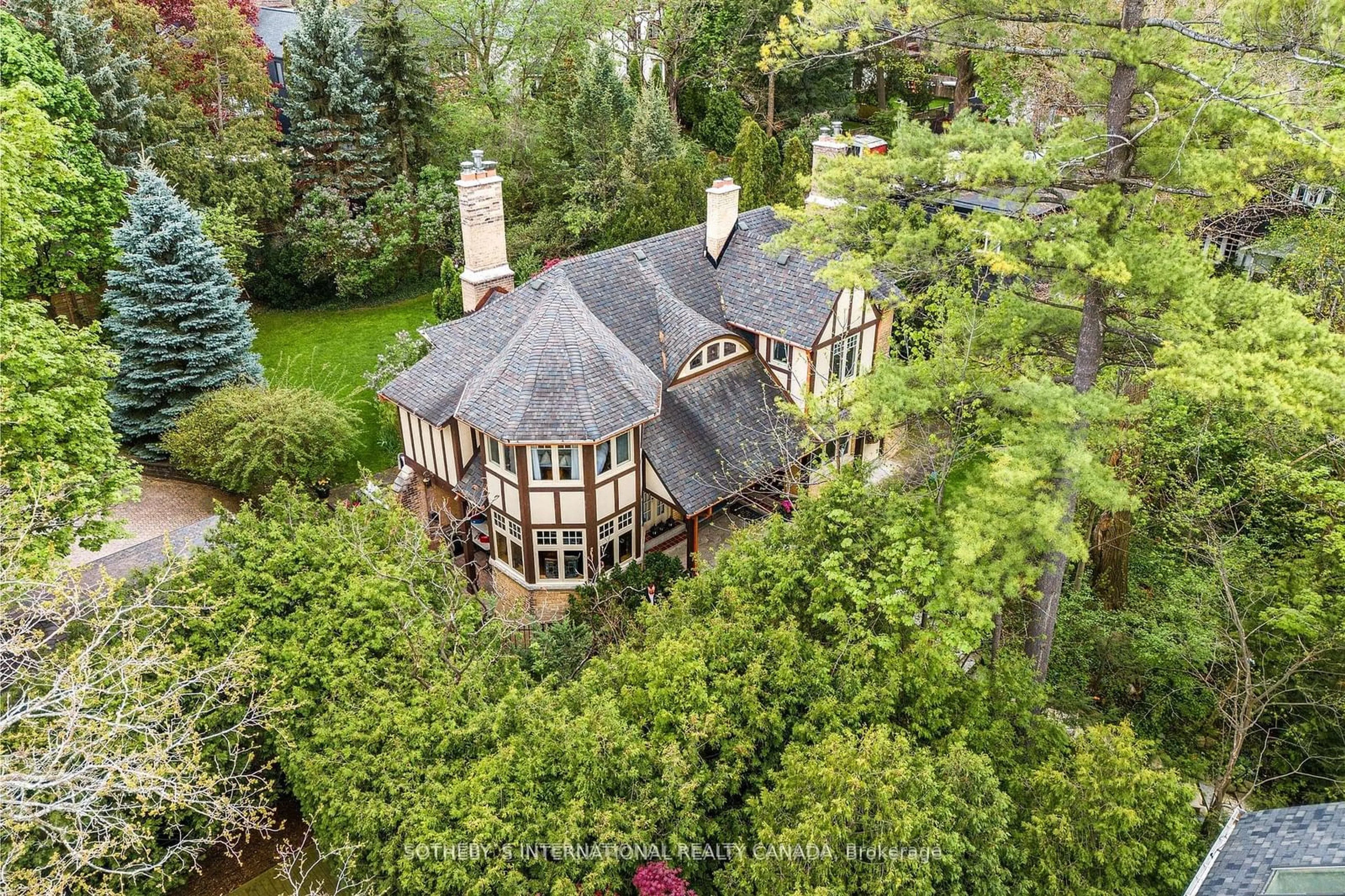 A pic from outside/outdoor area/front of a property/back of a property/a pic from drone, unknown for 279 Blythwood Rd, Toronto Ontario M4N 1A7