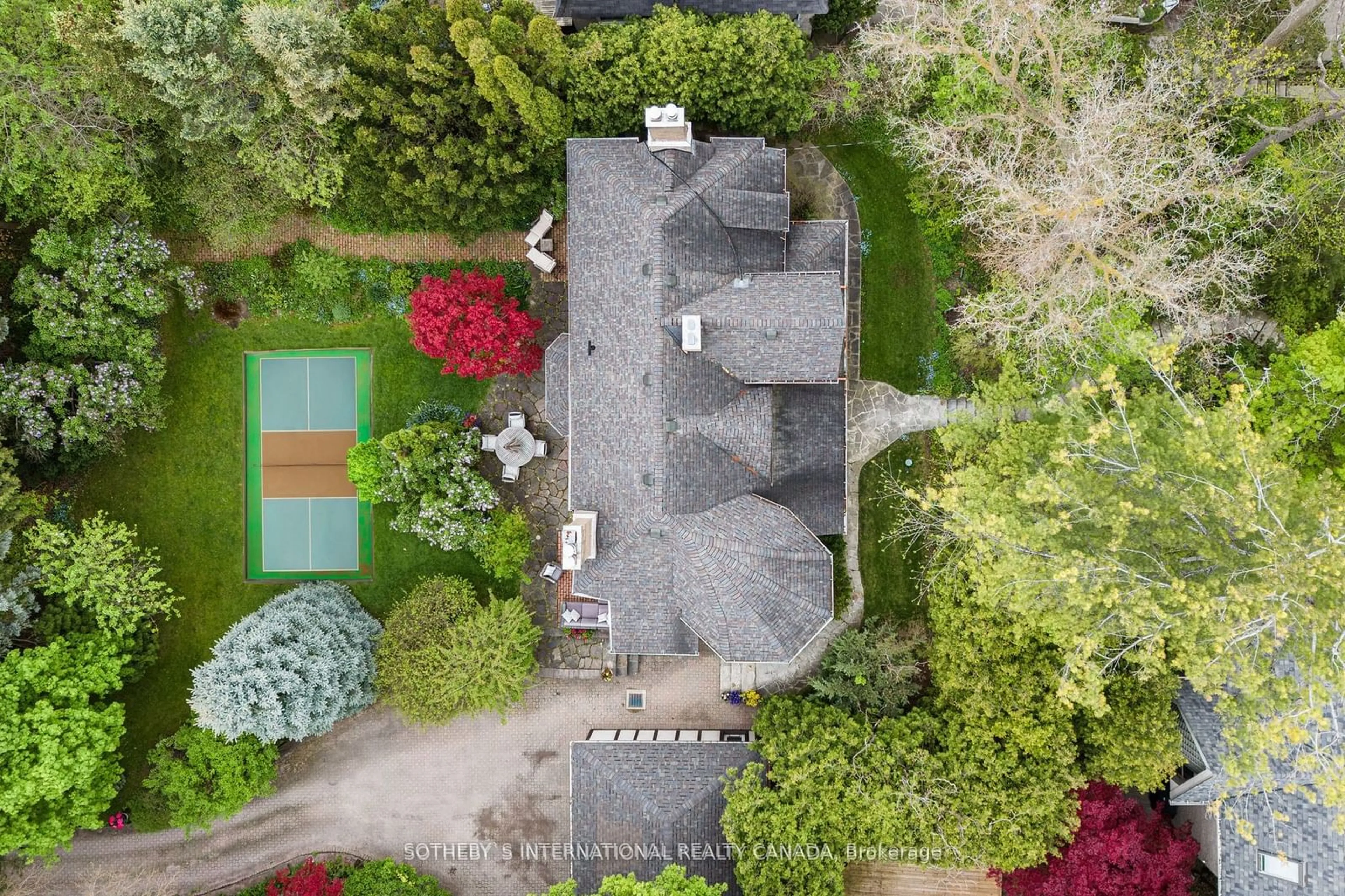 A pic from outside/outdoor area/front of a property/back of a property/a pic from drone, street for 279 Blythwood Rd, Toronto Ontario M4N 1A7