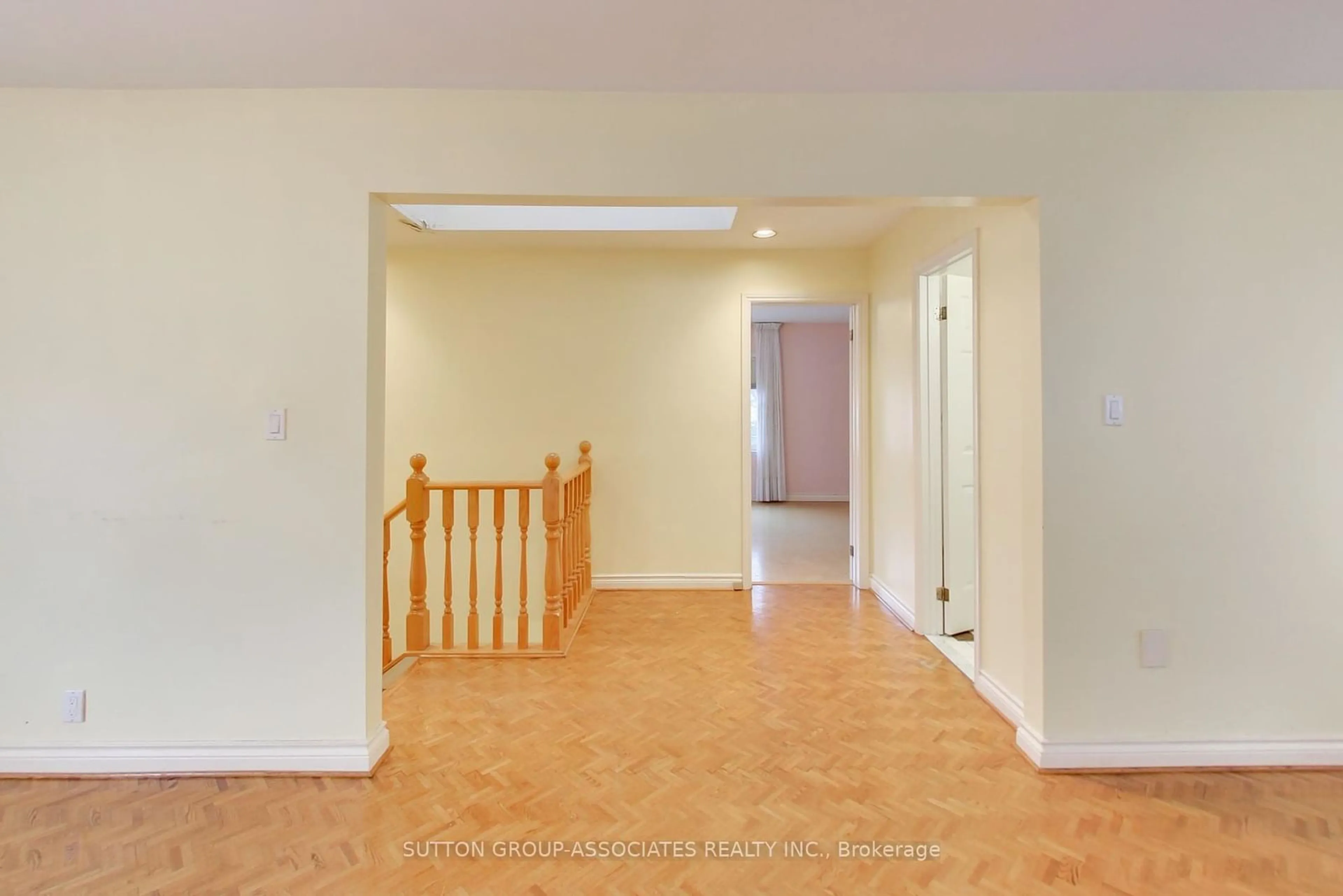 Indoor foyer for 1 Burlington Cres, Toronto Ontario M6H 2L3