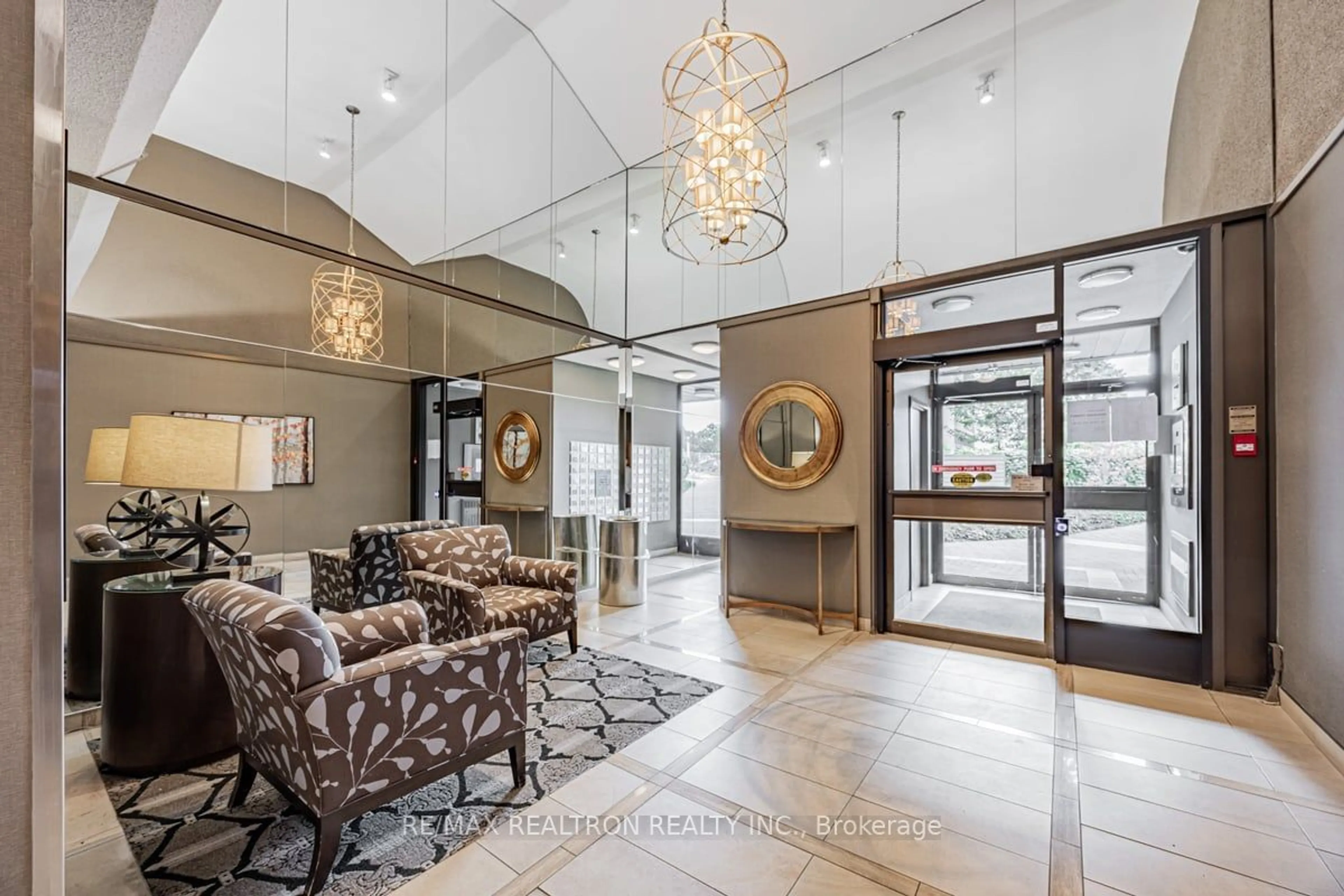 Indoor foyer for 30 Fashion Roseway #518E, Toronto Ontario M2N 6B4