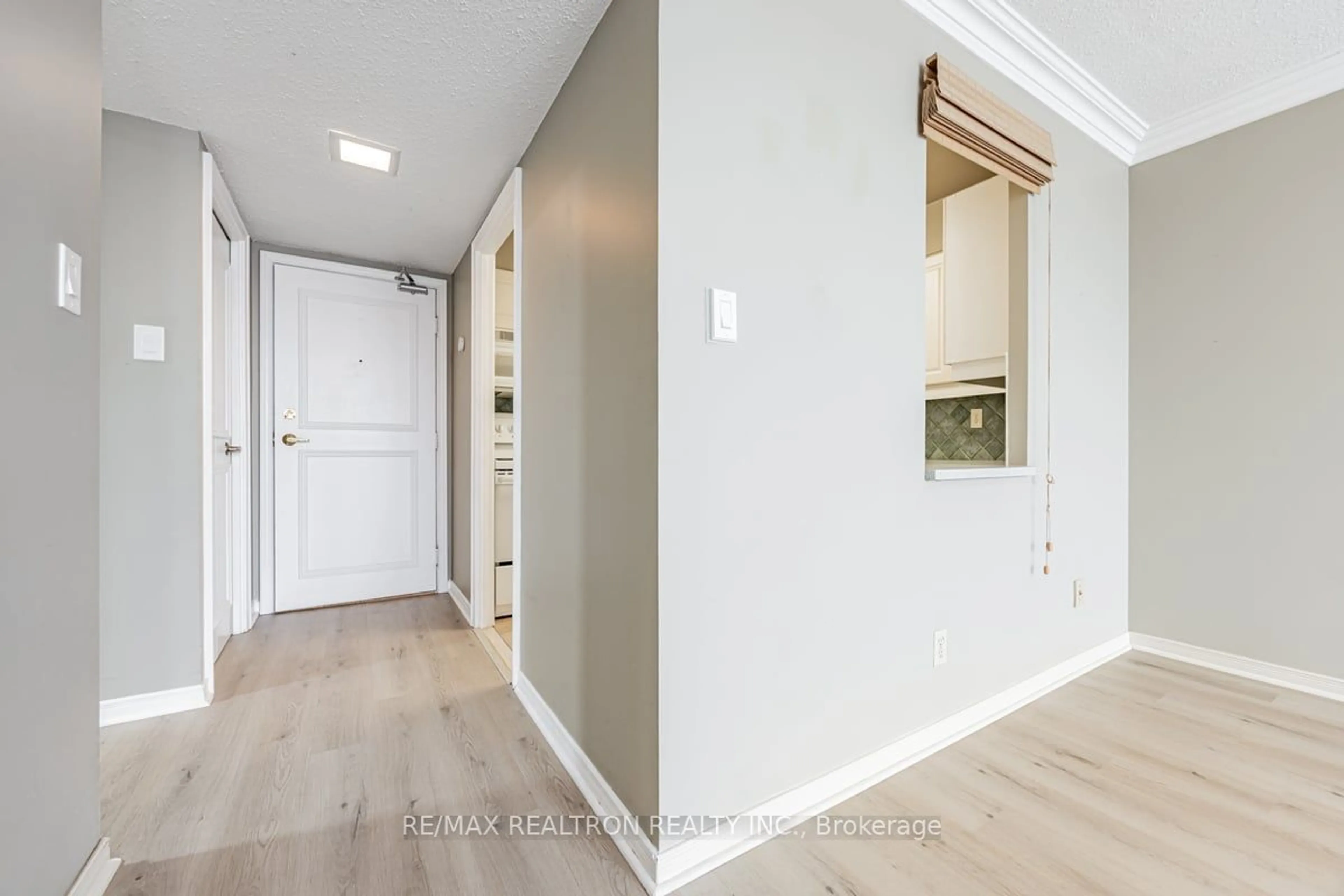 Indoor entryway for 30 Fashion Roseway #518E, Toronto Ontario M2N 6B4