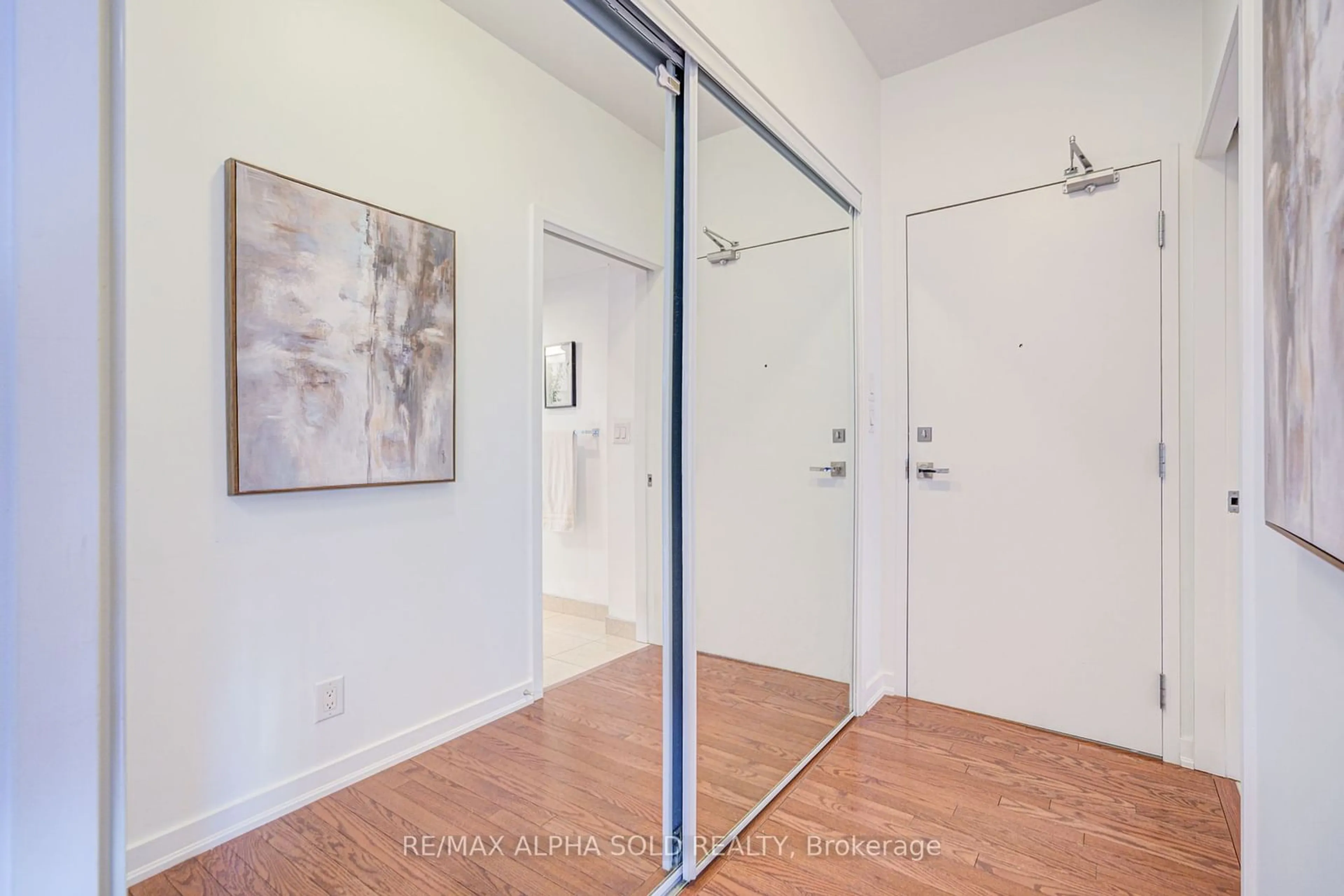 Indoor entryway for 12 York St #707, Toronto Ontario M5J 0A9