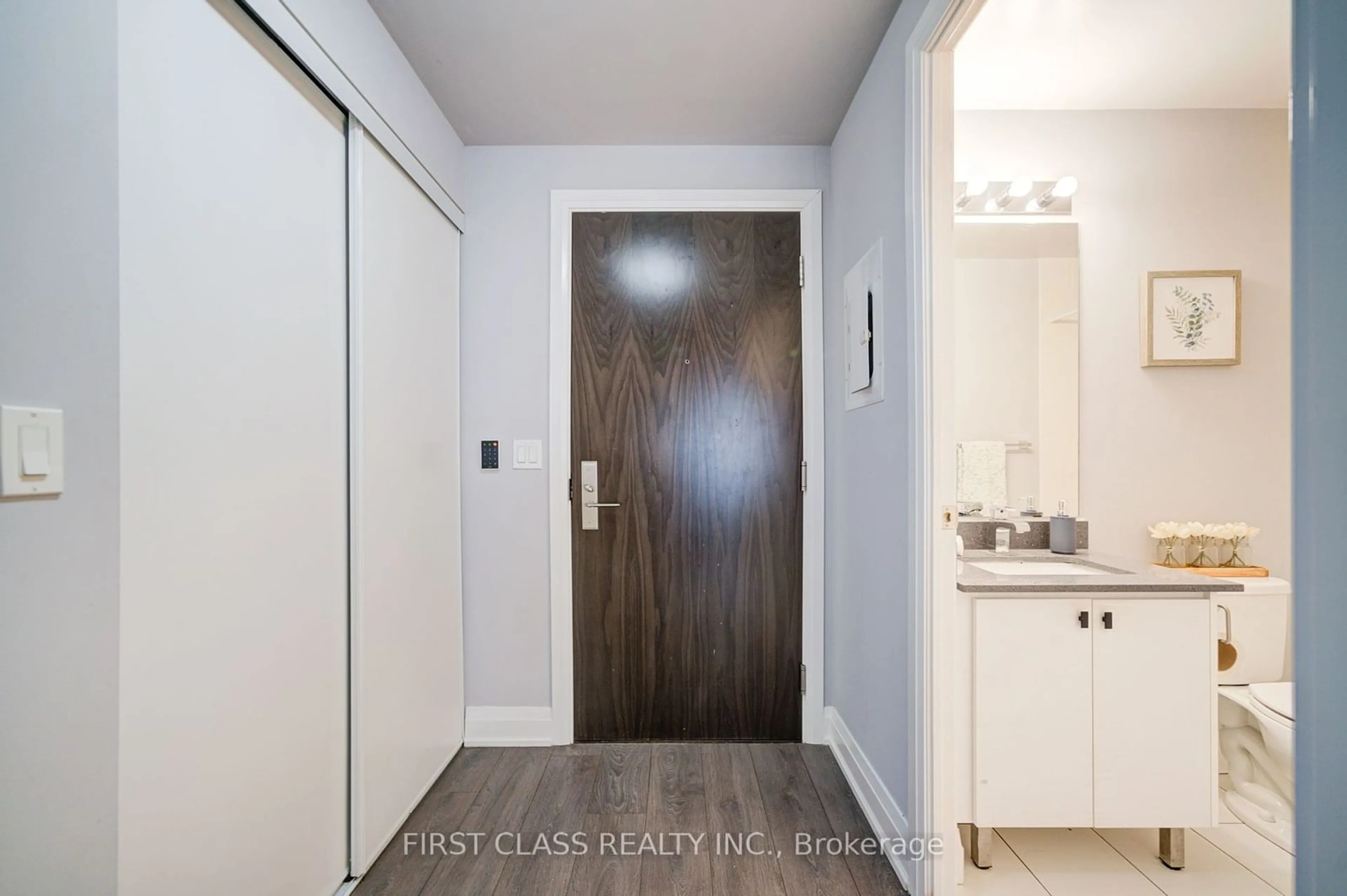 Indoor entryway for 68 Canterbury Pl #216, Toronto Ontario M2N 0H8