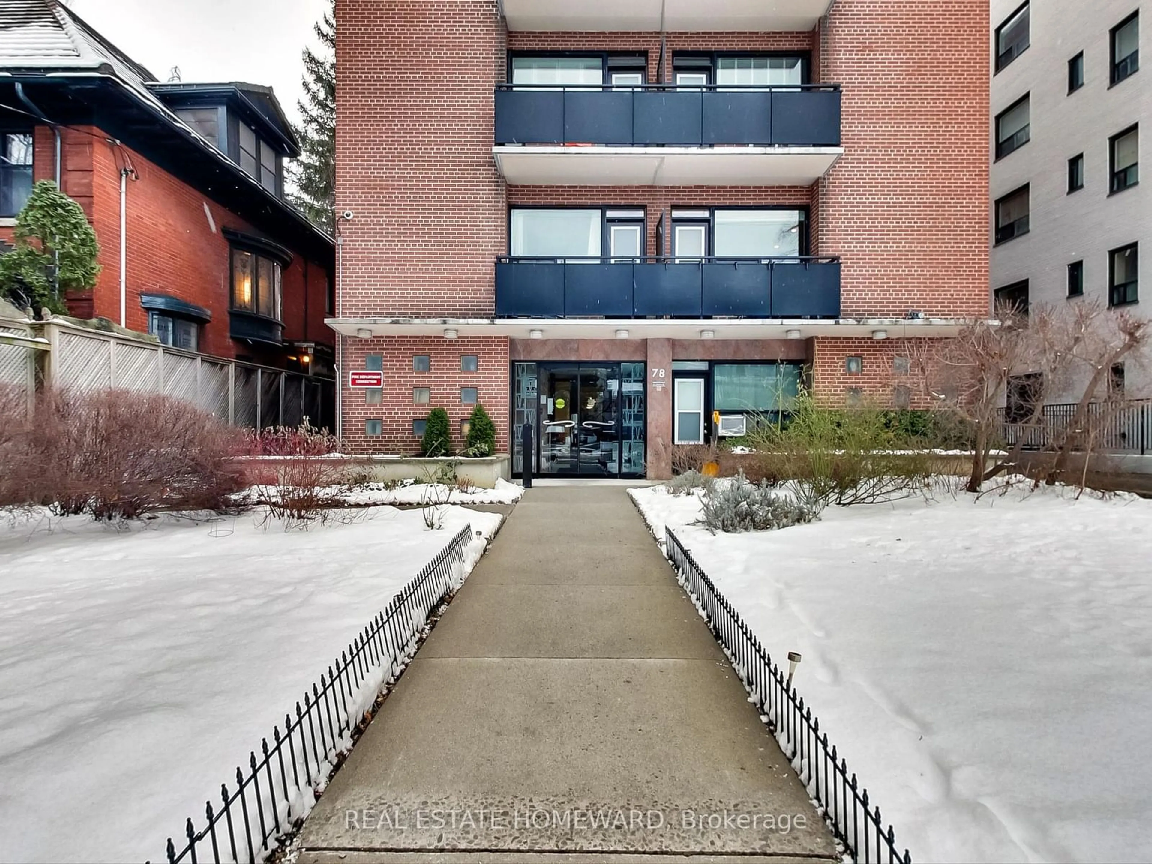 Indoor foyer for 78 Warren Rd #105, Toronto Ontario M4V 2R6