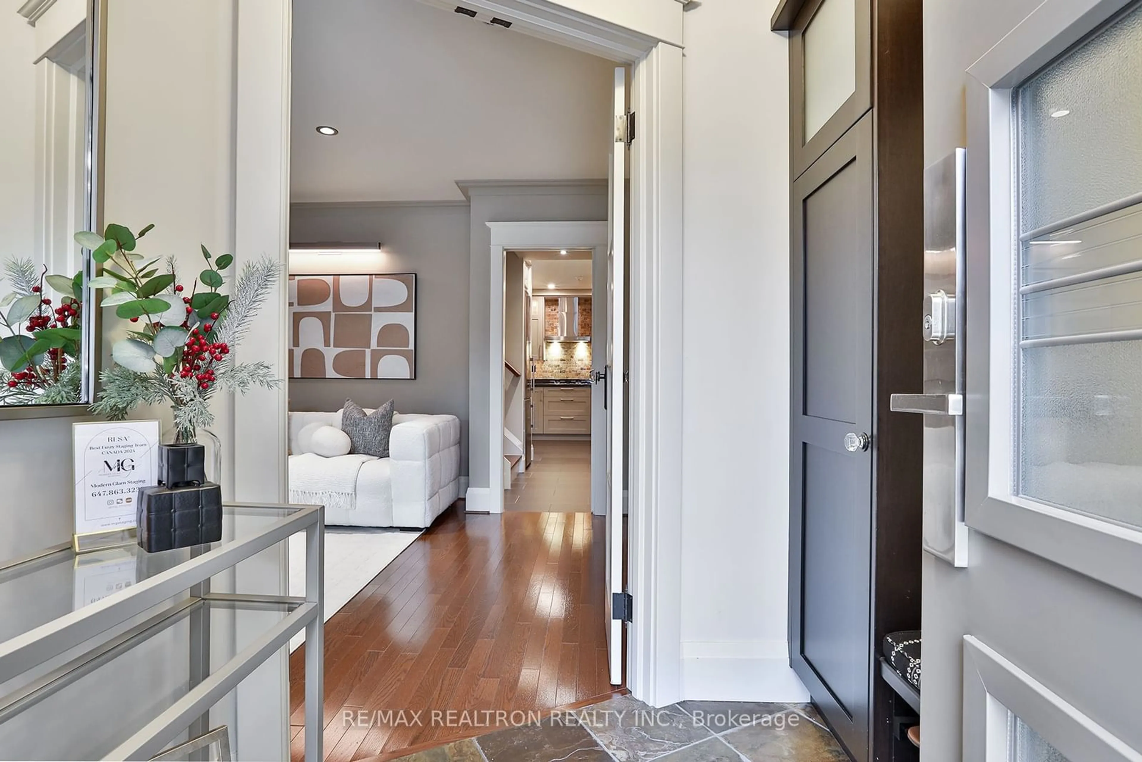 Indoor entryway for 351 Woburn Ave, Toronto Ontario M5M 1L3