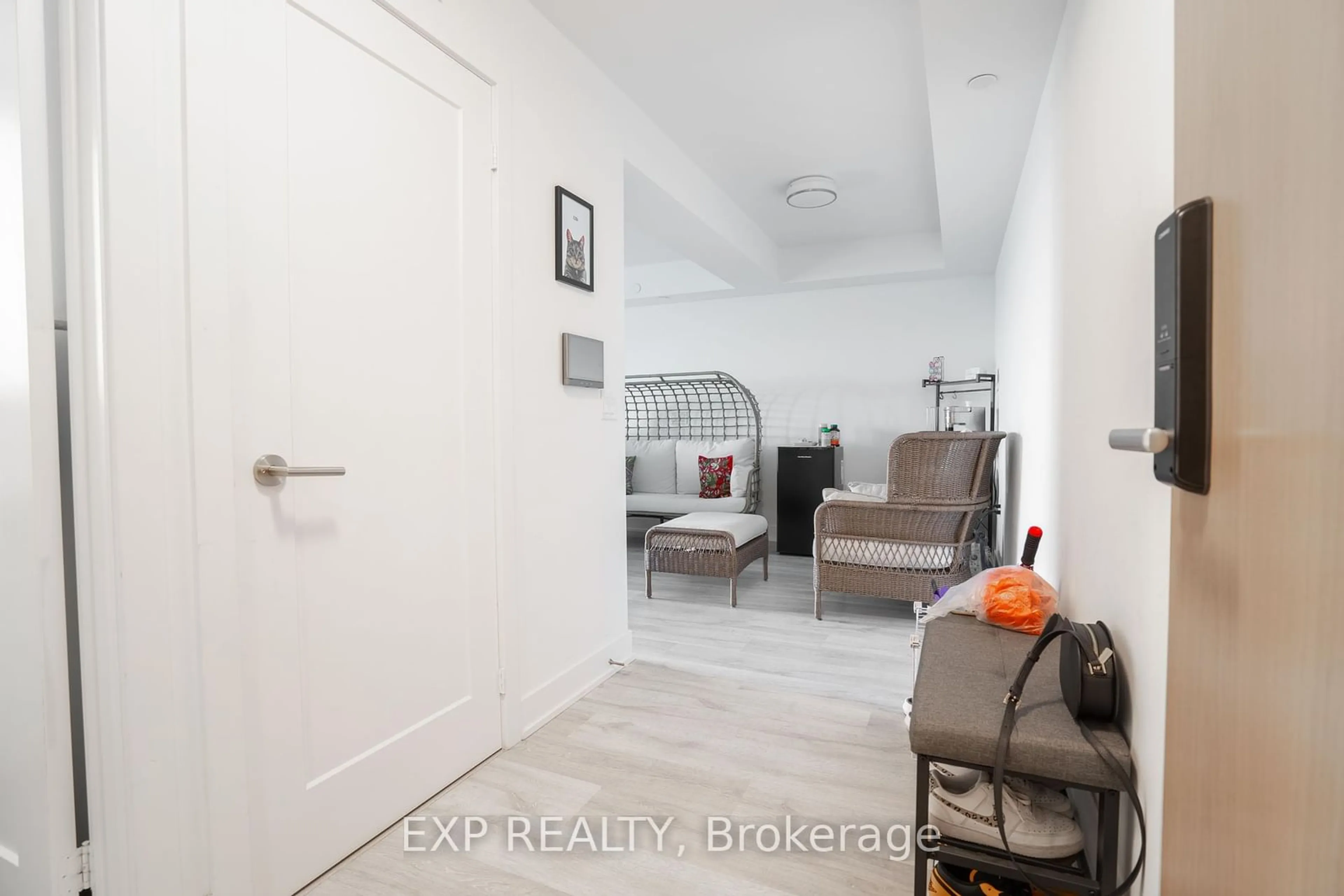 Indoor entryway for 585 Bloor St #1324, Toronto Ontario M4W 0B3