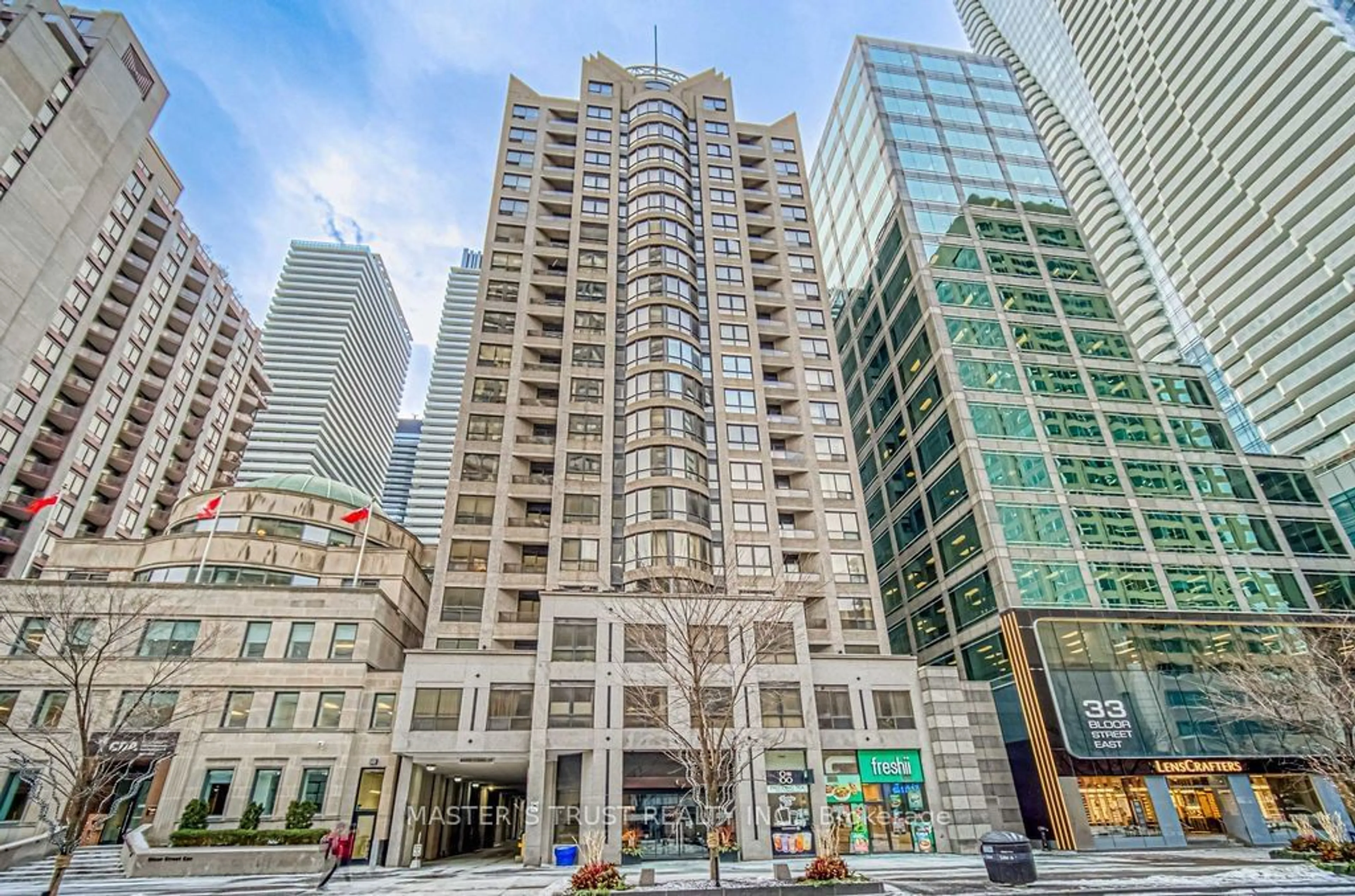 Indoor foyer for 55 Bloor St #607, Toronto Ontario M4W 3W6