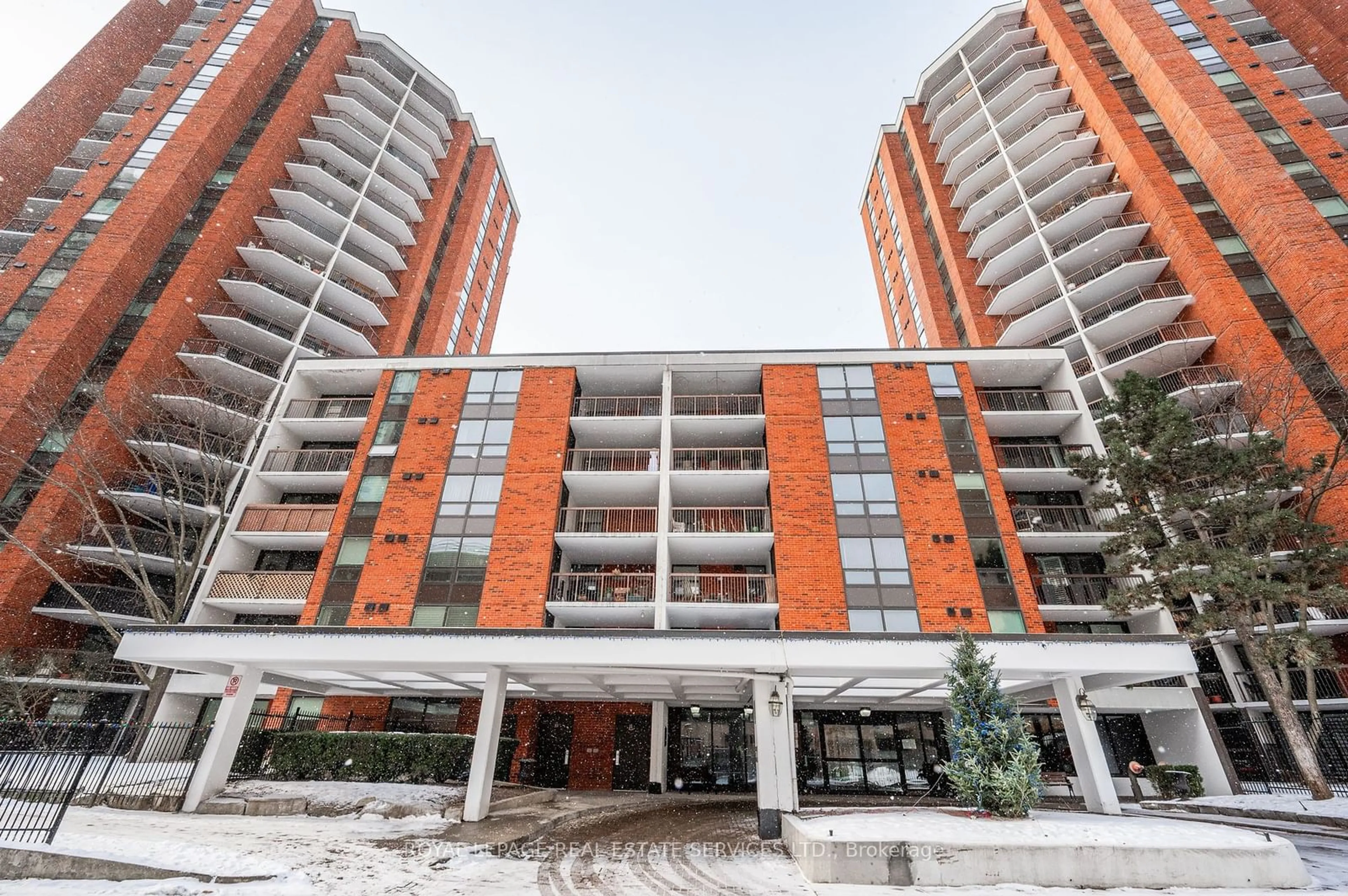 Balcony in the apartment, building for 77 Maitland Pl #406, Toronto Ontario M4Y 2V6