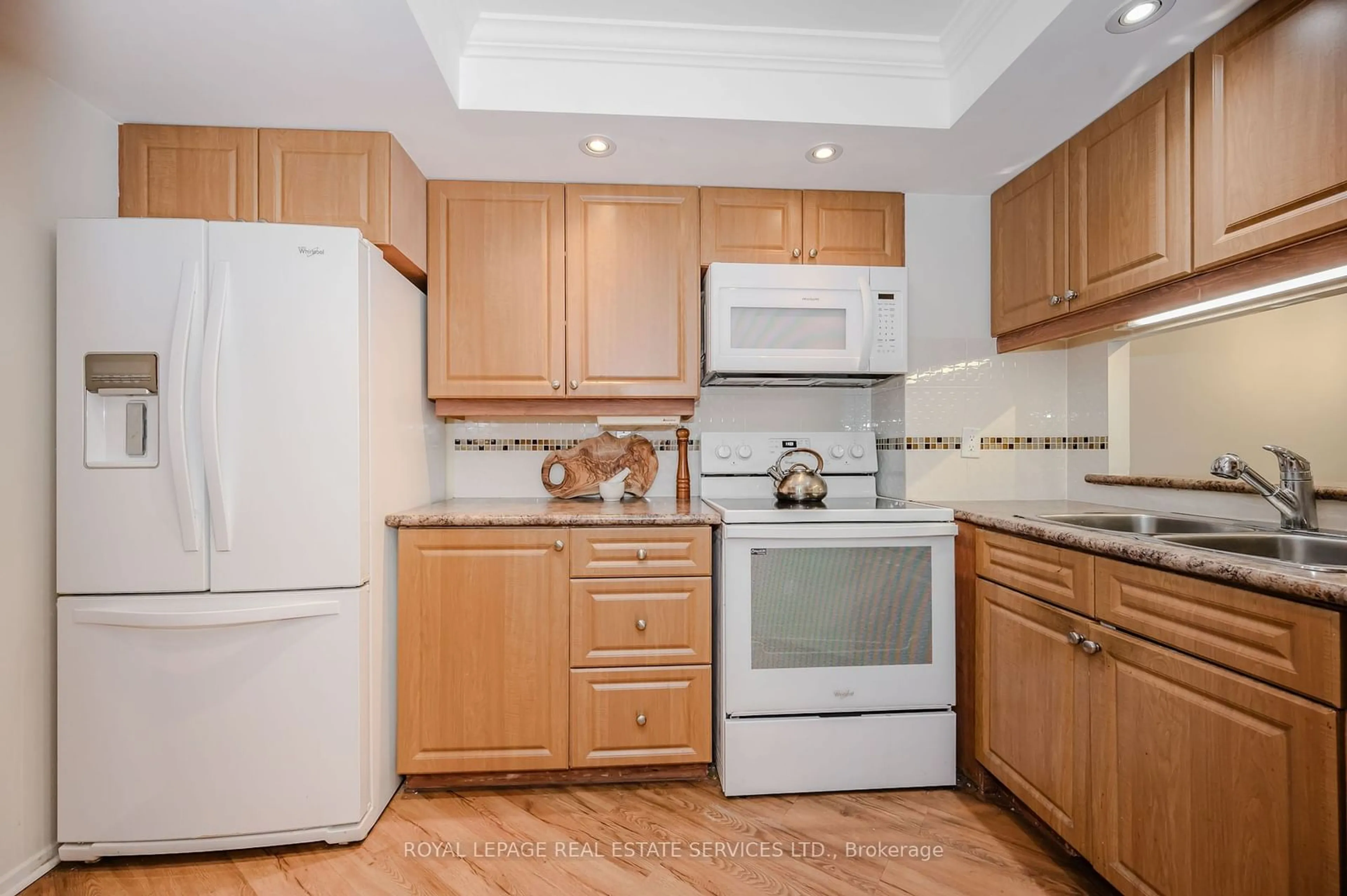 Standard kitchen, unknown for 77 Maitland Pl #406, Toronto Ontario M4Y 2V6