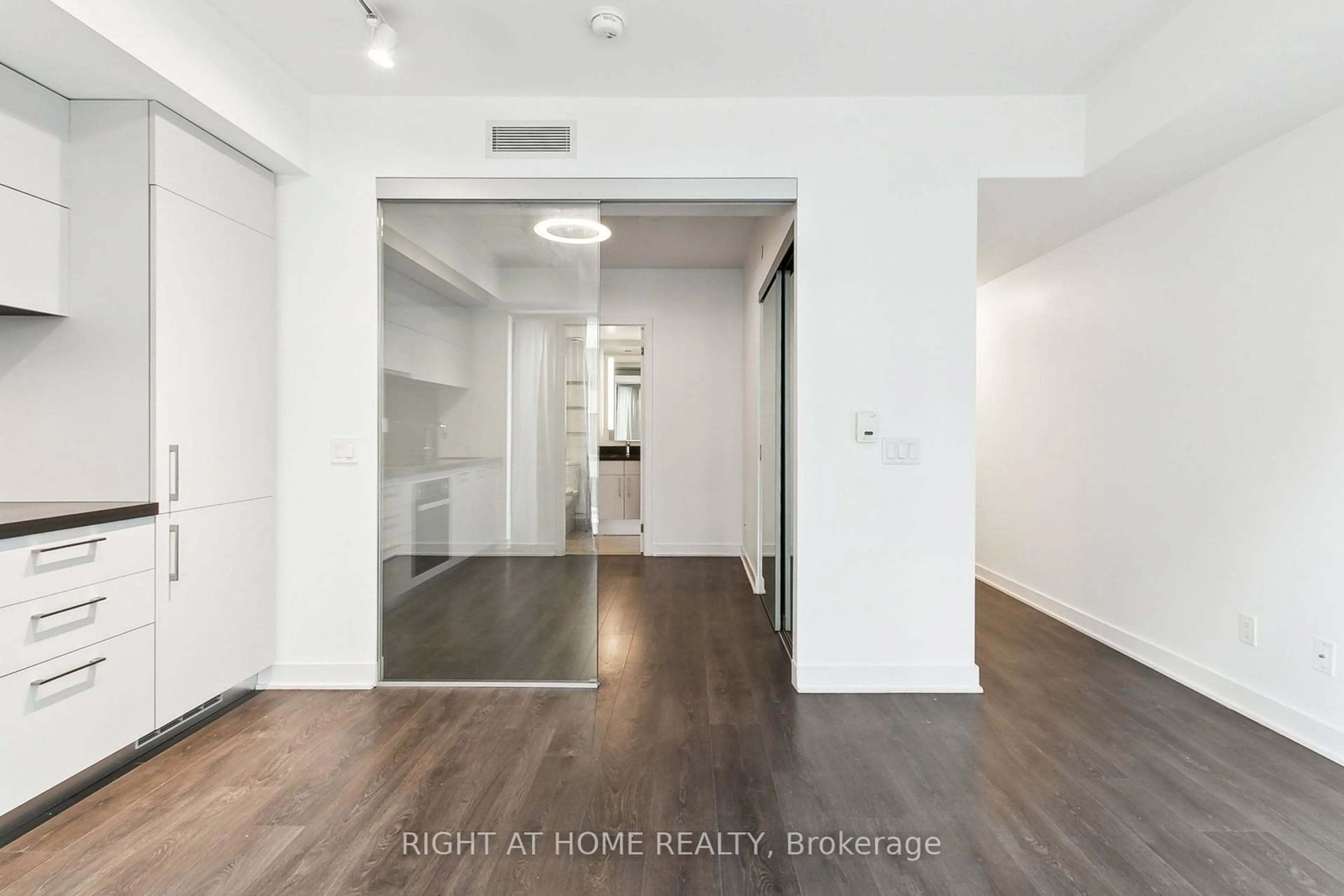 Indoor entryway for 188 Cumberland St #1506, Toronto Ontario M5R 0B6