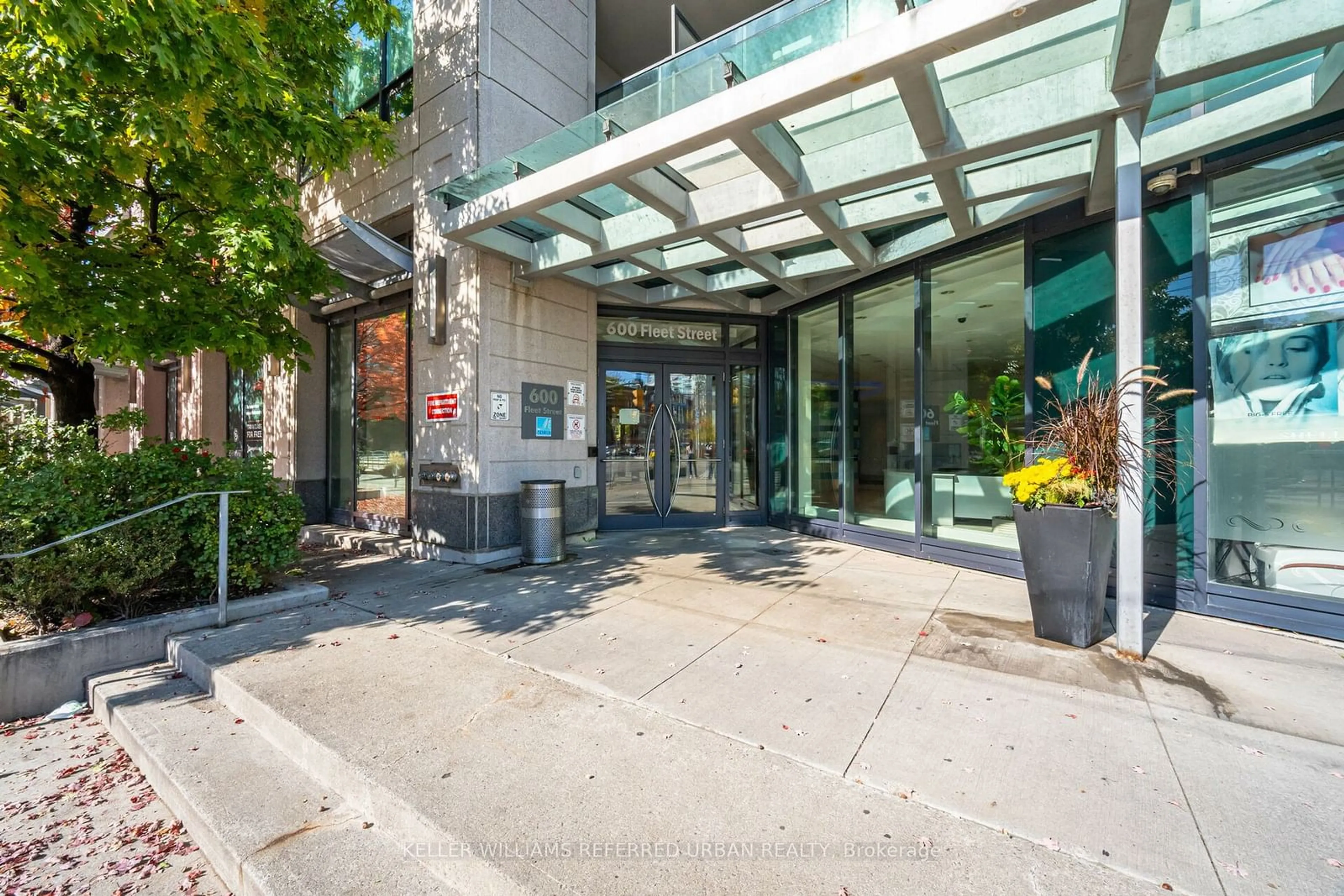 Indoor foyer for 600 Fleet St #318, Toronto Ontario M5V 1B7