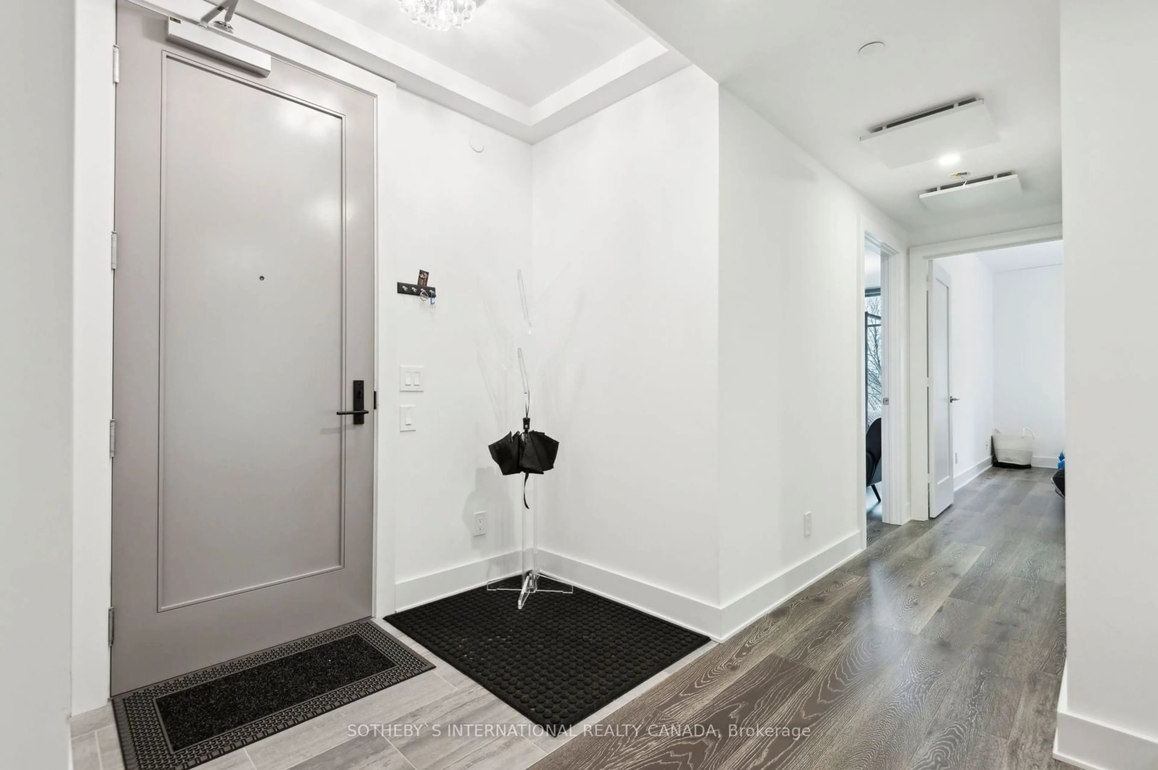 Indoor entryway for 128 Pears Ave #507, Toronto Ontario M5R 0A9