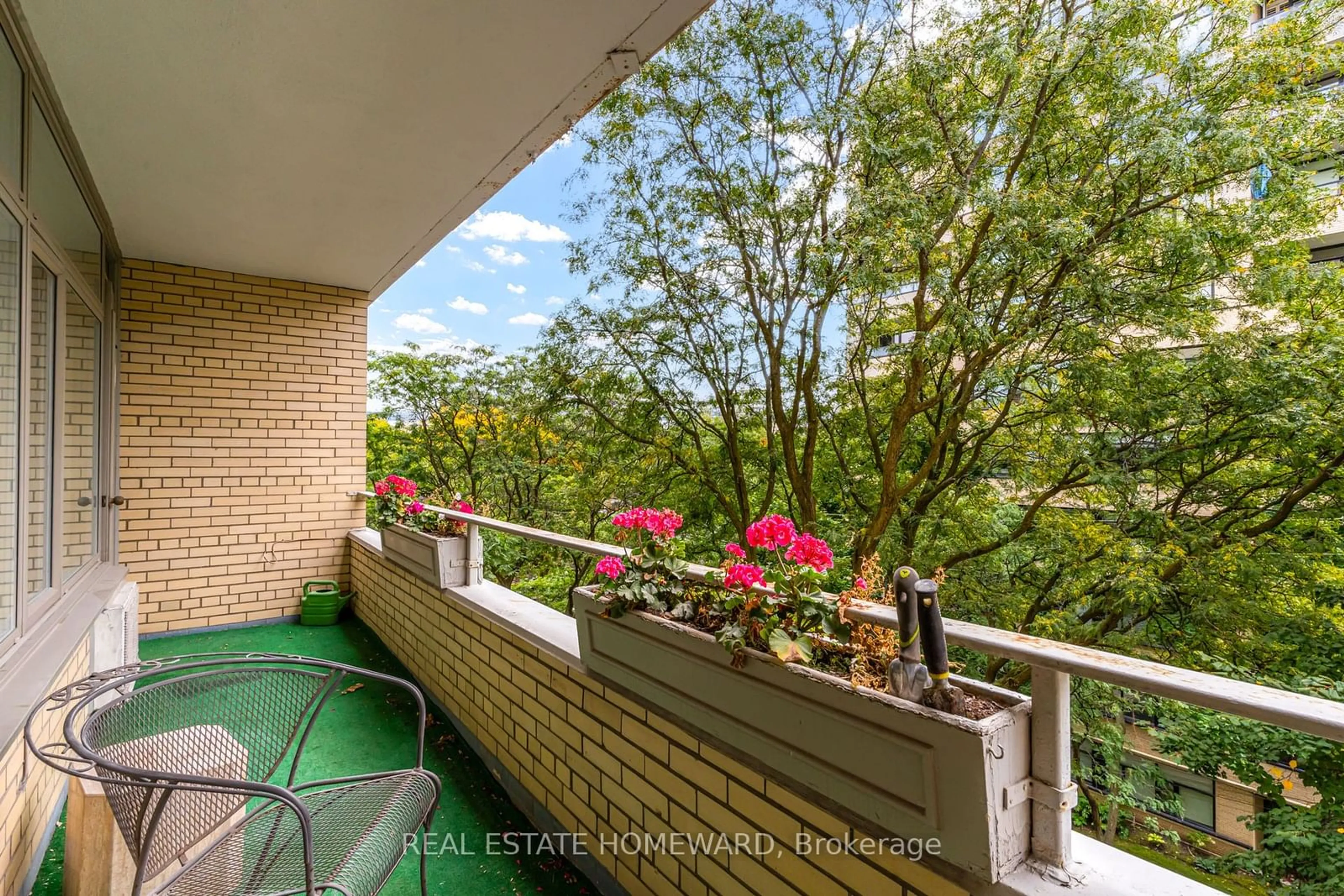 Balcony in the apartment, unknown for 581 Avenue Rd #501, Toronto Ontario M4V 2K4