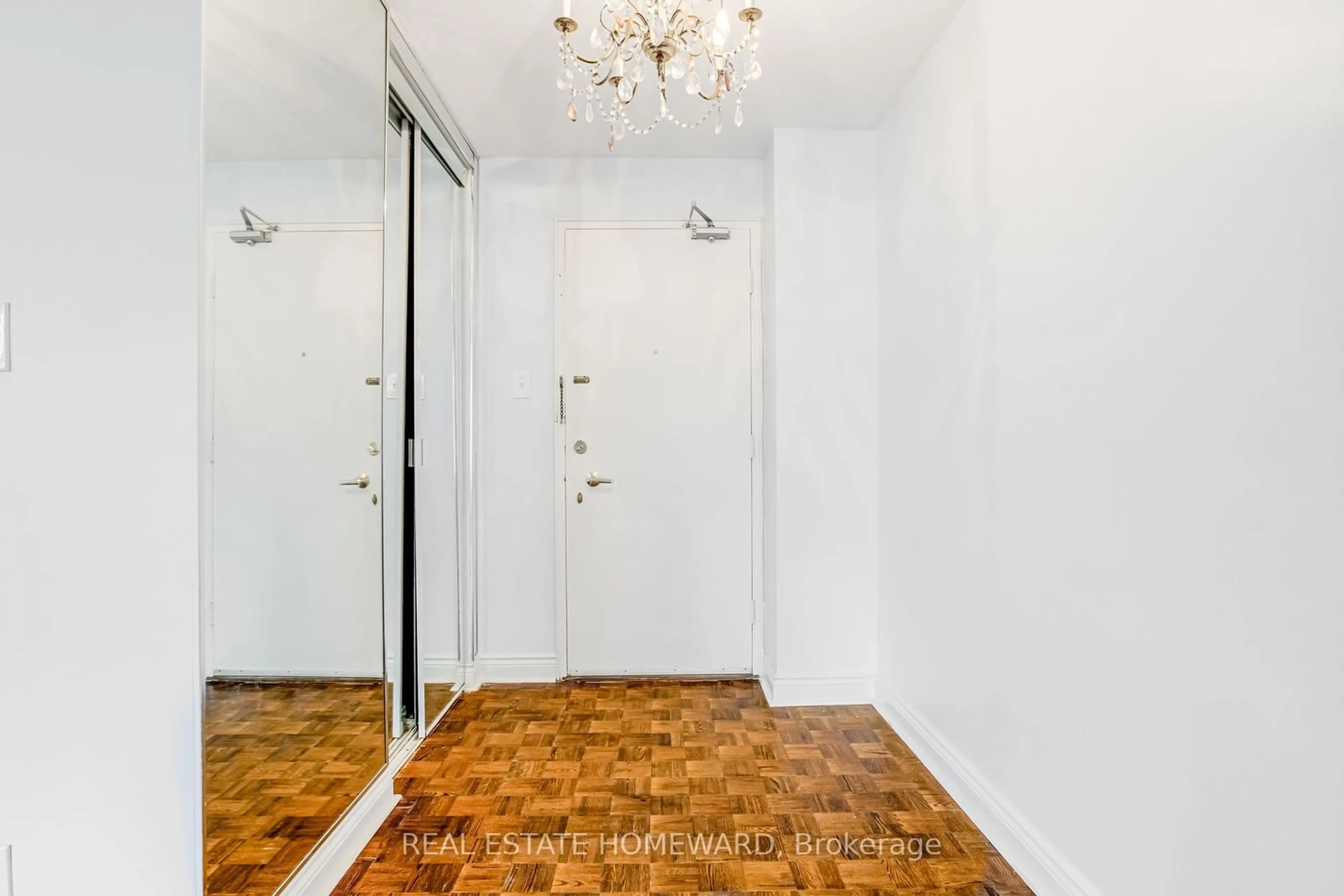 Indoor entryway for 581 Avenue Rd #501, Toronto Ontario M4V 2K4