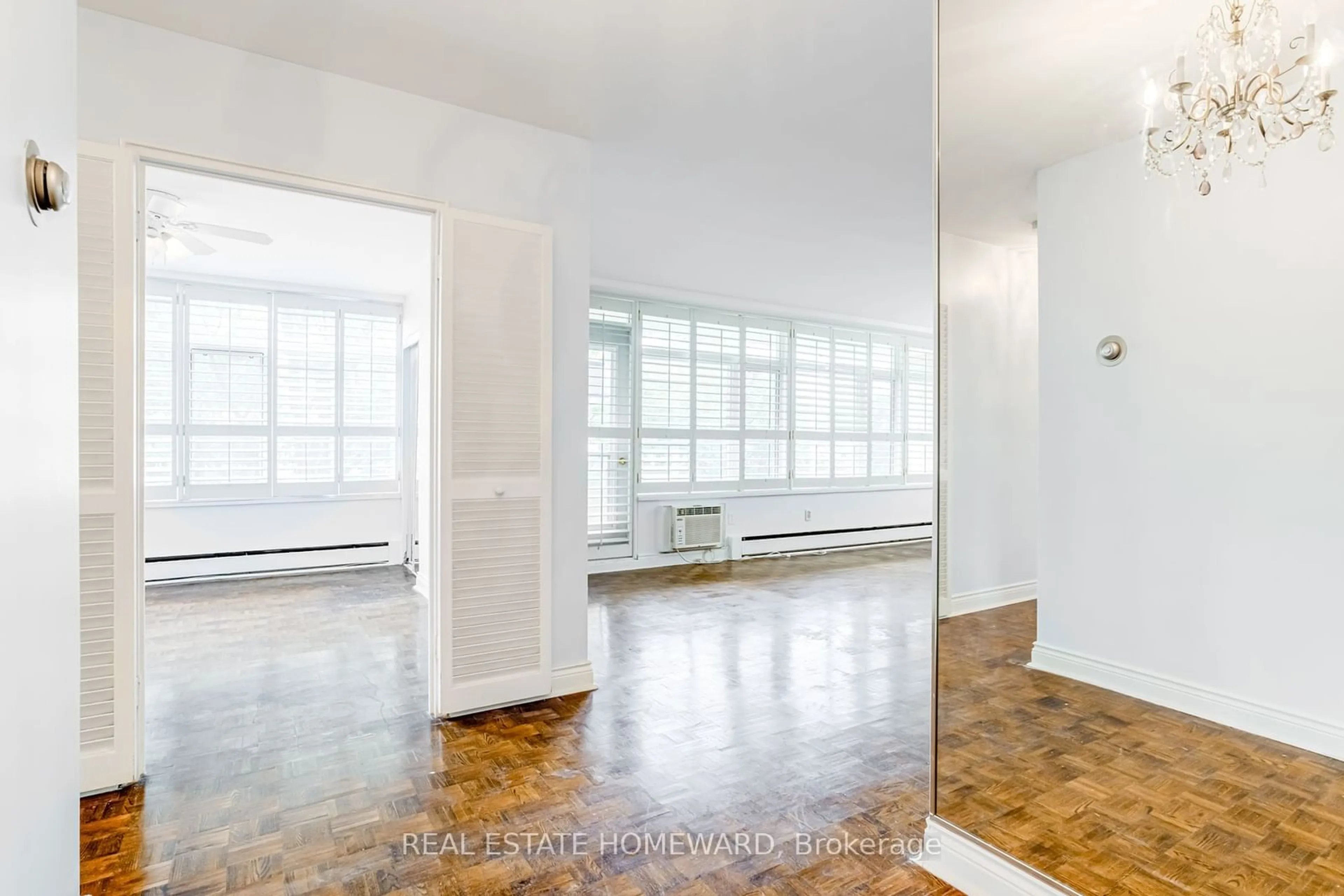 Indoor foyer for 581 Avenue Rd #501, Toronto Ontario M4V 2K4