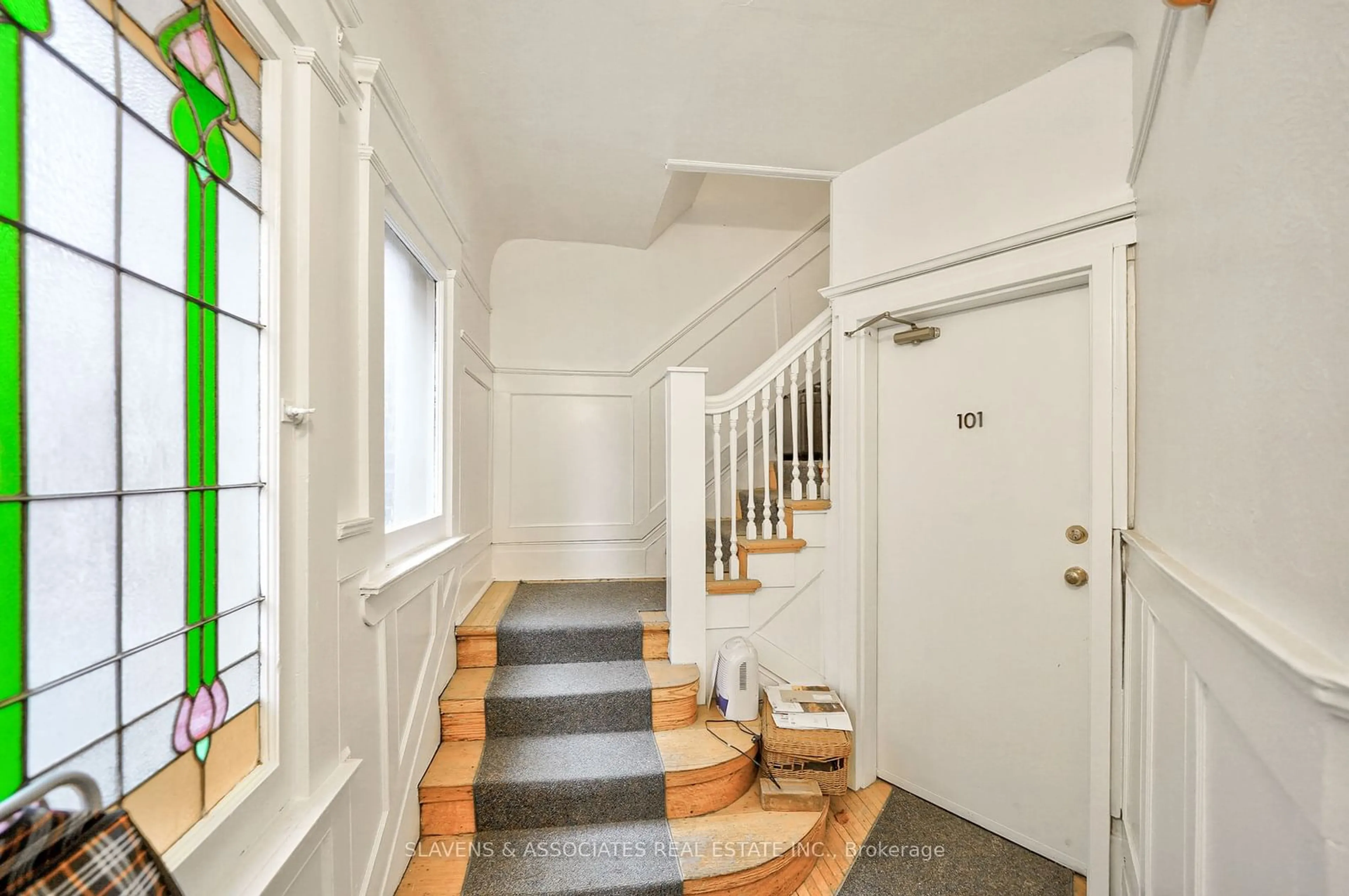 Indoor foyer for 557 Markham St, Toronto Ontario M6G 2L6