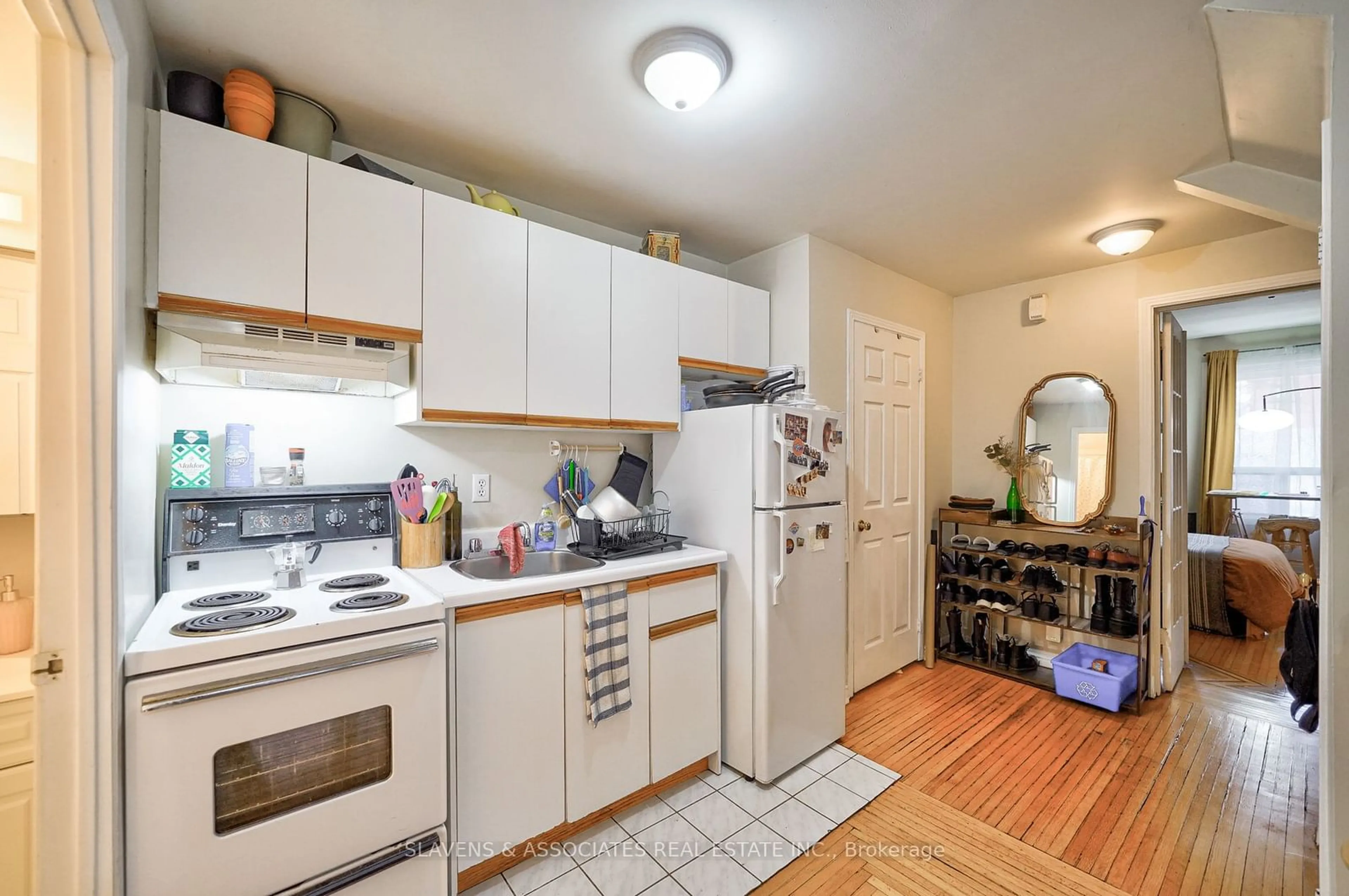 Standard kitchen, unknown for 557 Markham St, Toronto Ontario M6G 2L6