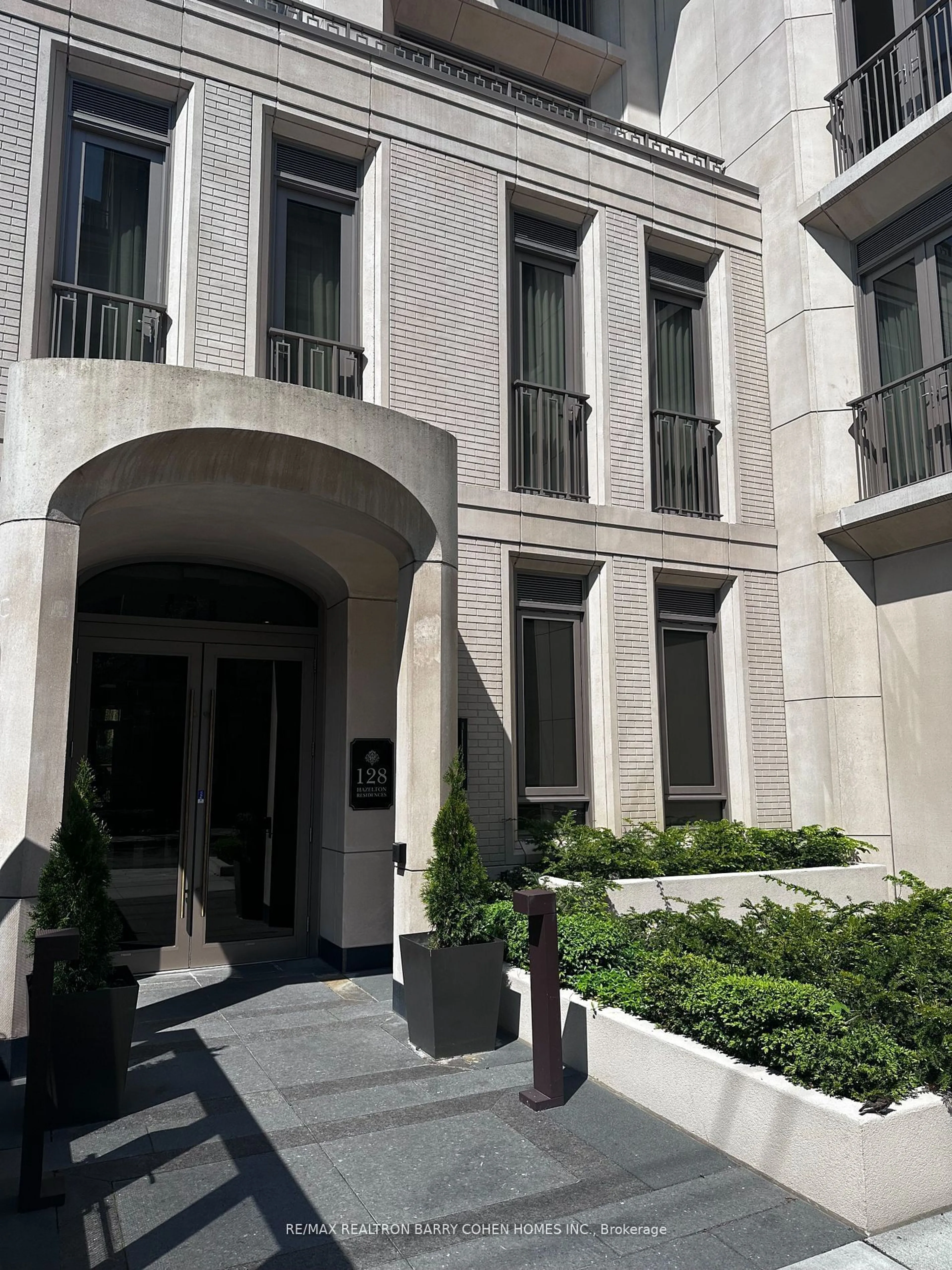 Indoor foyer for 128 Hazelton Ave #404, Toronto Ontario M5R 2E5