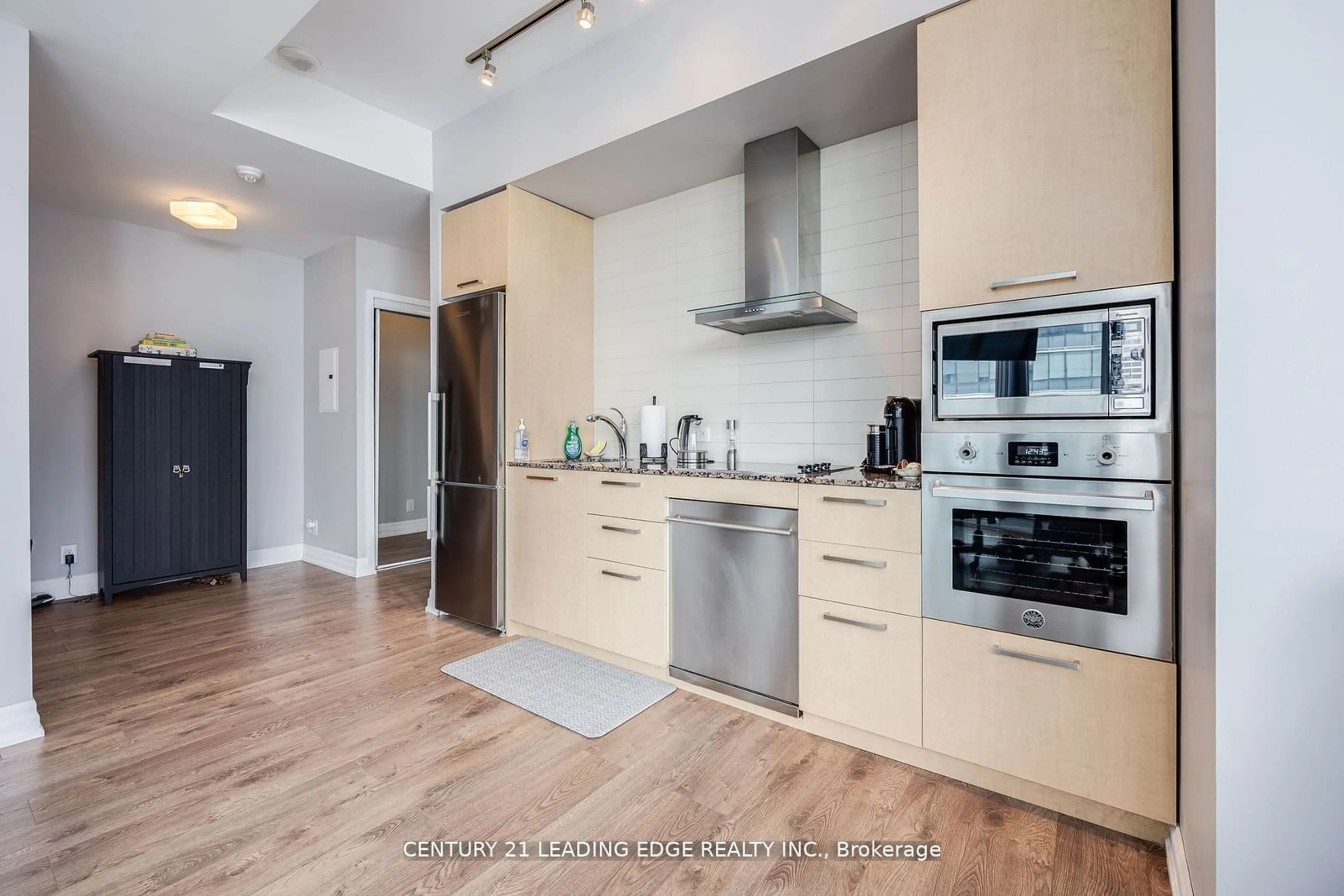 Open concept kitchen, wood/laminate floor for 12 YORK St #2907, Toronto Ontario M5J 0A9