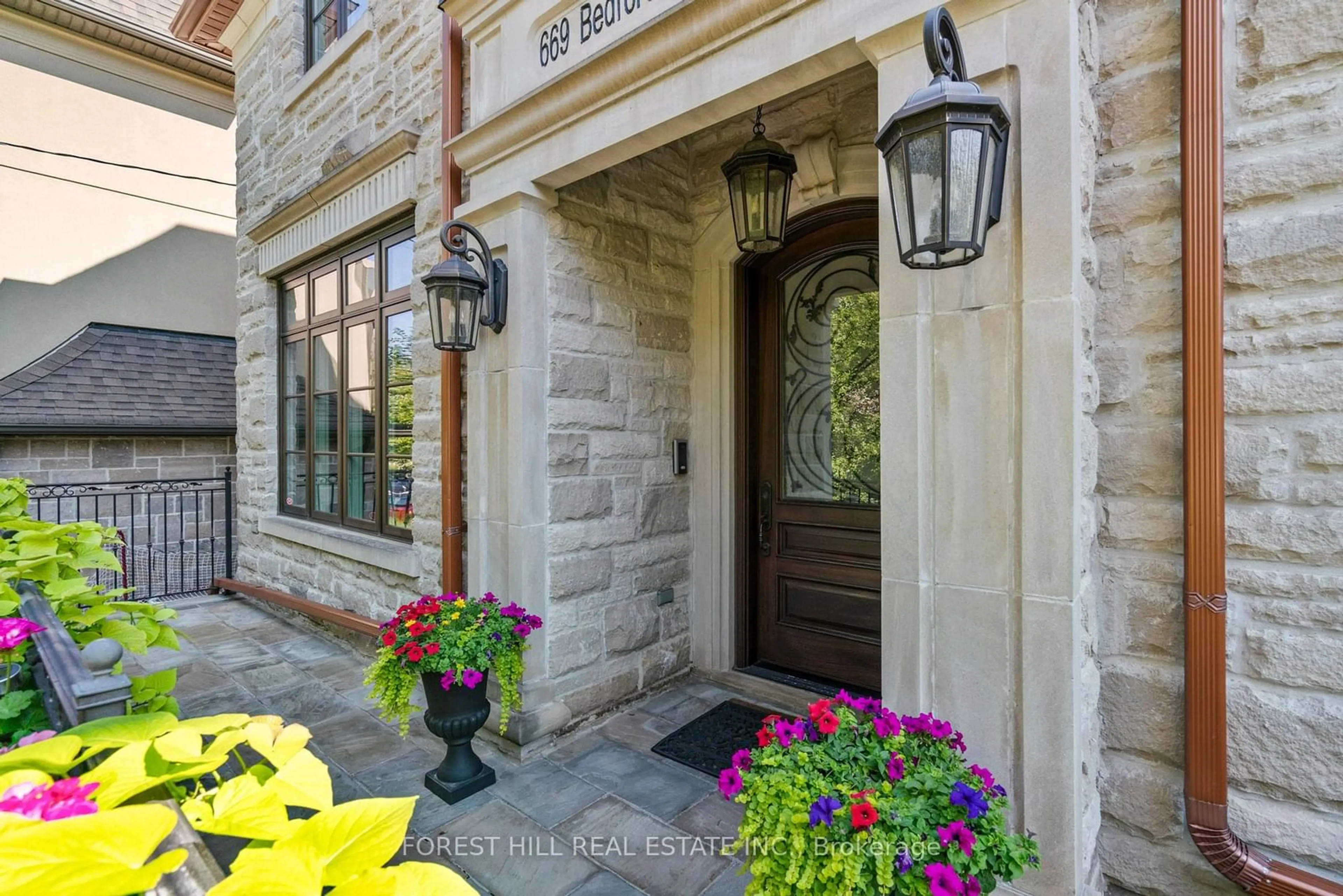 Indoor entryway for 669 Bedford Park Ave, Toronto Ontario M5M 1K4