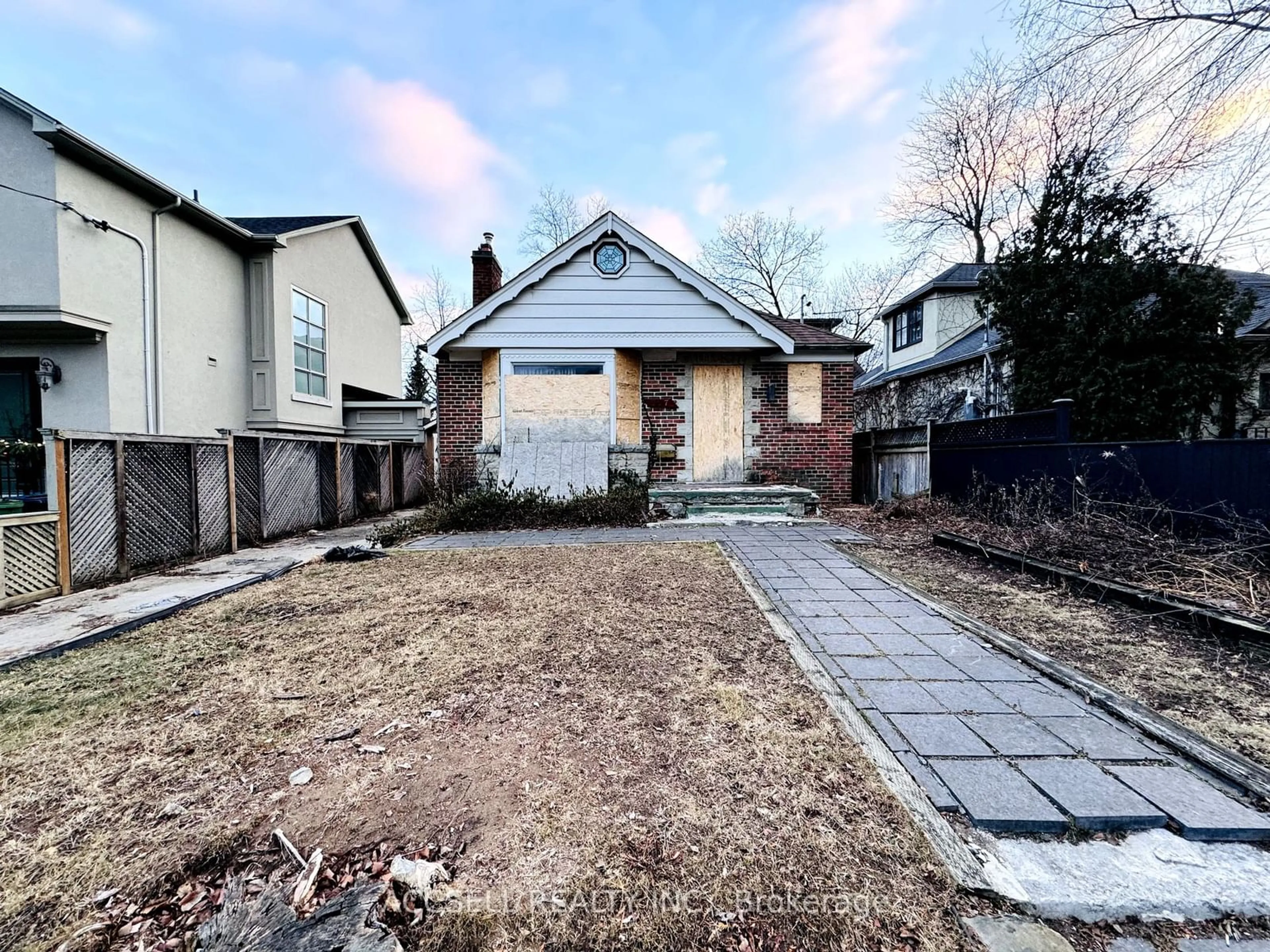 A pic from outside/outdoor area/front of a property/back of a property/a pic from drone, street for 207 Glen Rd, Toronto Ontario M4W 2X2