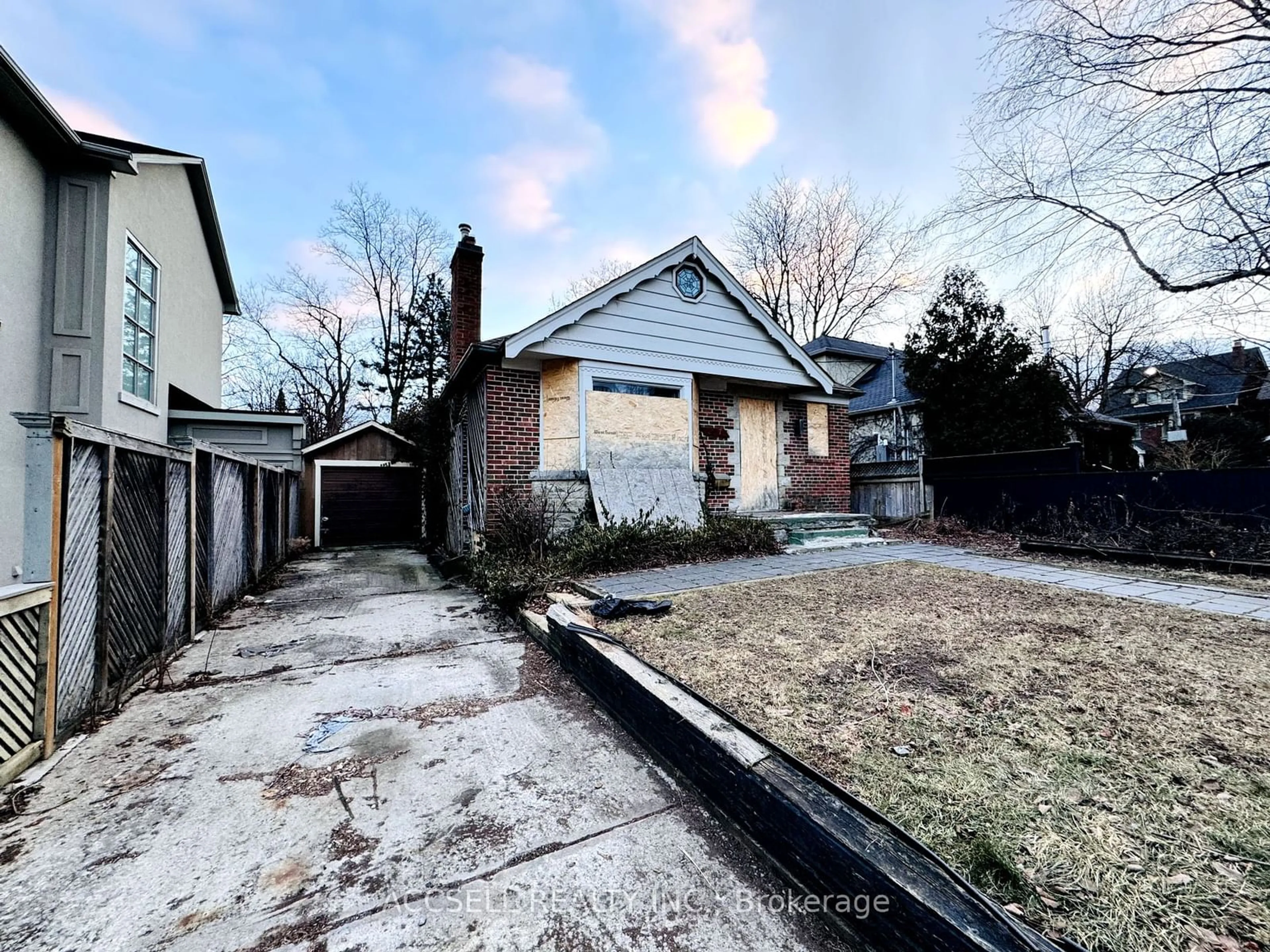 A pic from outside/outdoor area/front of a property/back of a property/a pic from drone, street for 207 Glen Rd, Toronto Ontario M4W 2X2