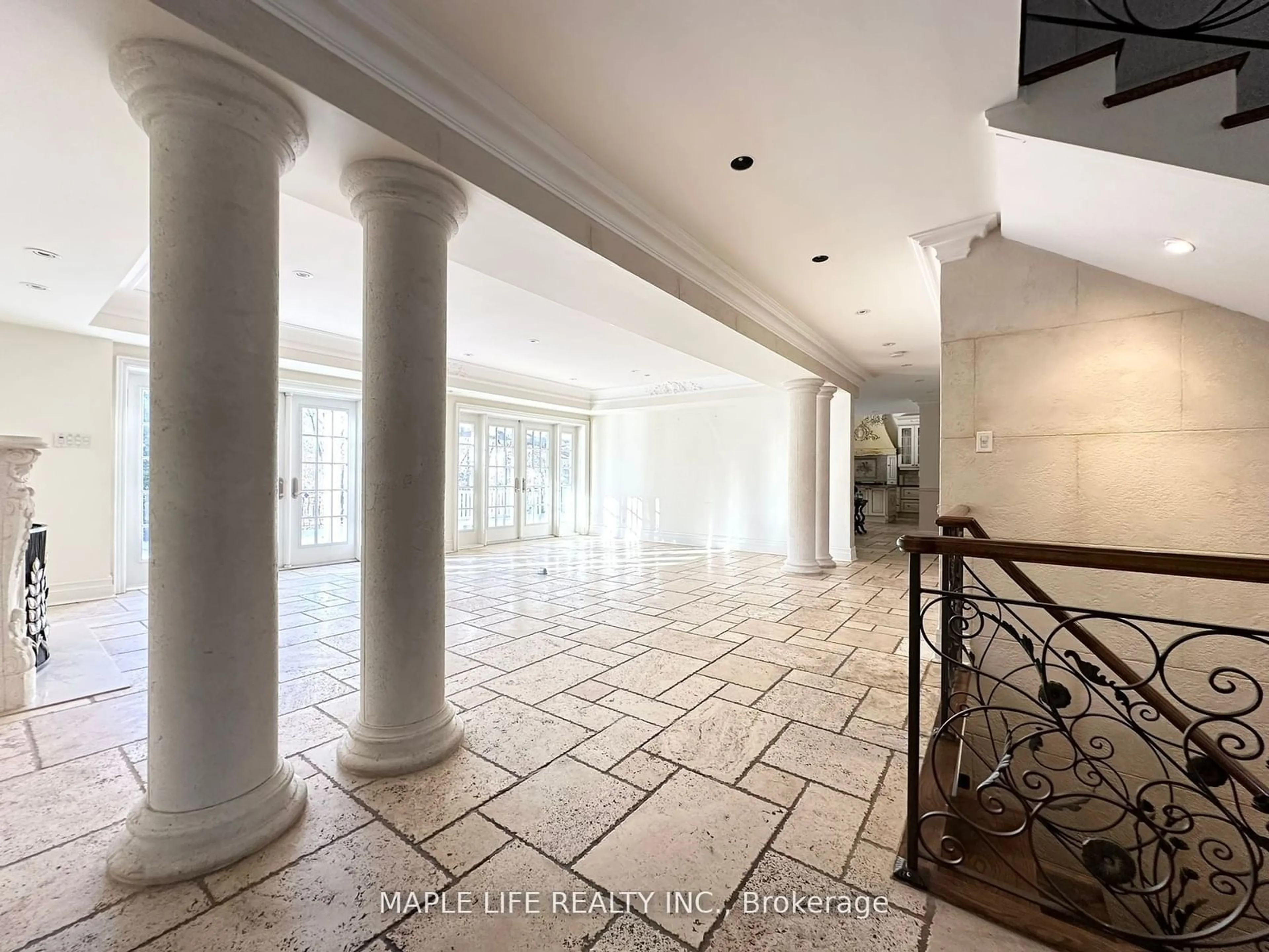 Indoor foyer for 16 Brian Cliff Dr, Toronto Ontario M3B 2G2