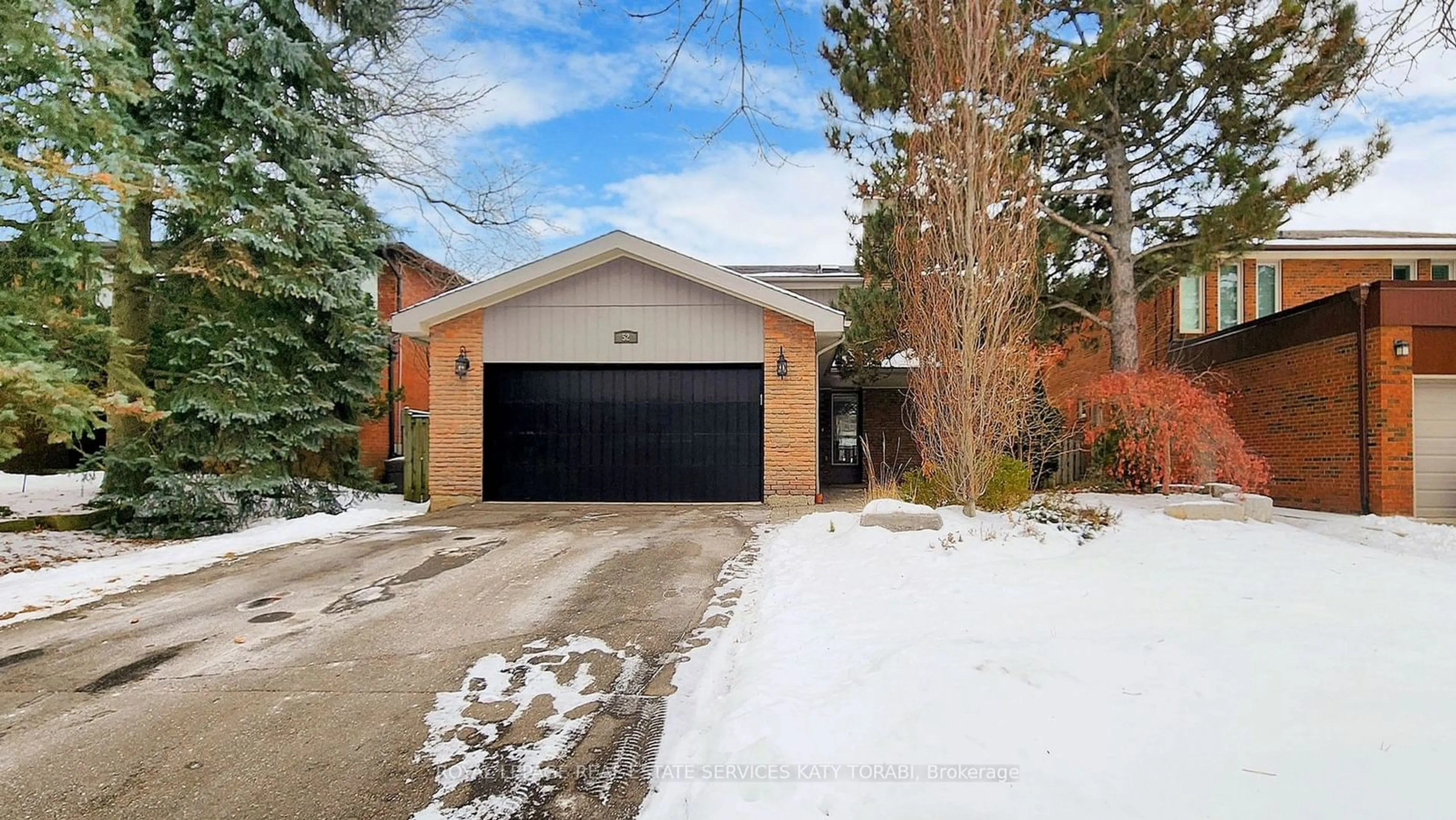 Indoor garage for 52 Leacock Cres, Toronto Ontario M3B 1P1