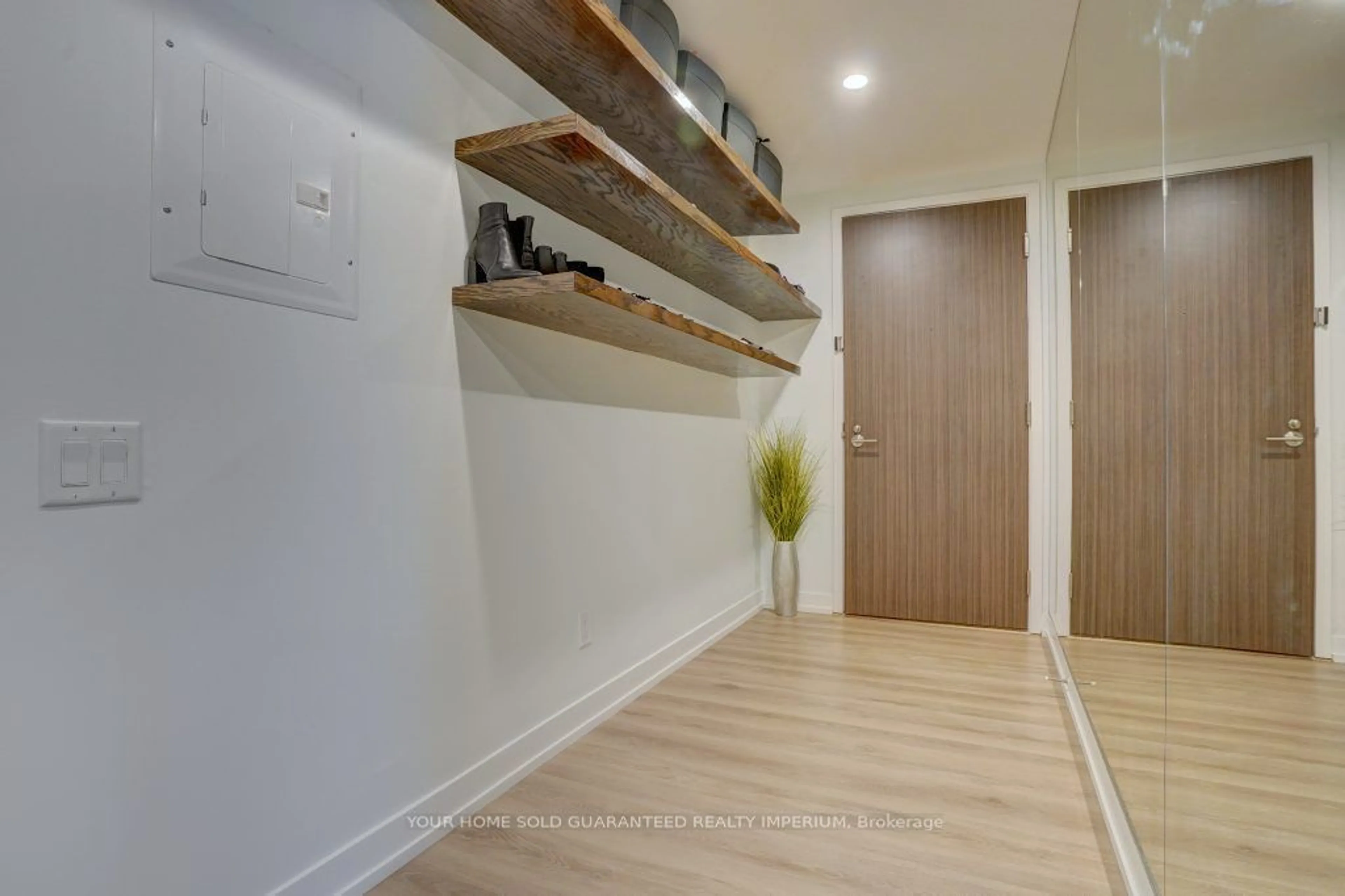 Indoor entryway for 560 King St #823, Toronto Ontario M5V 1M3