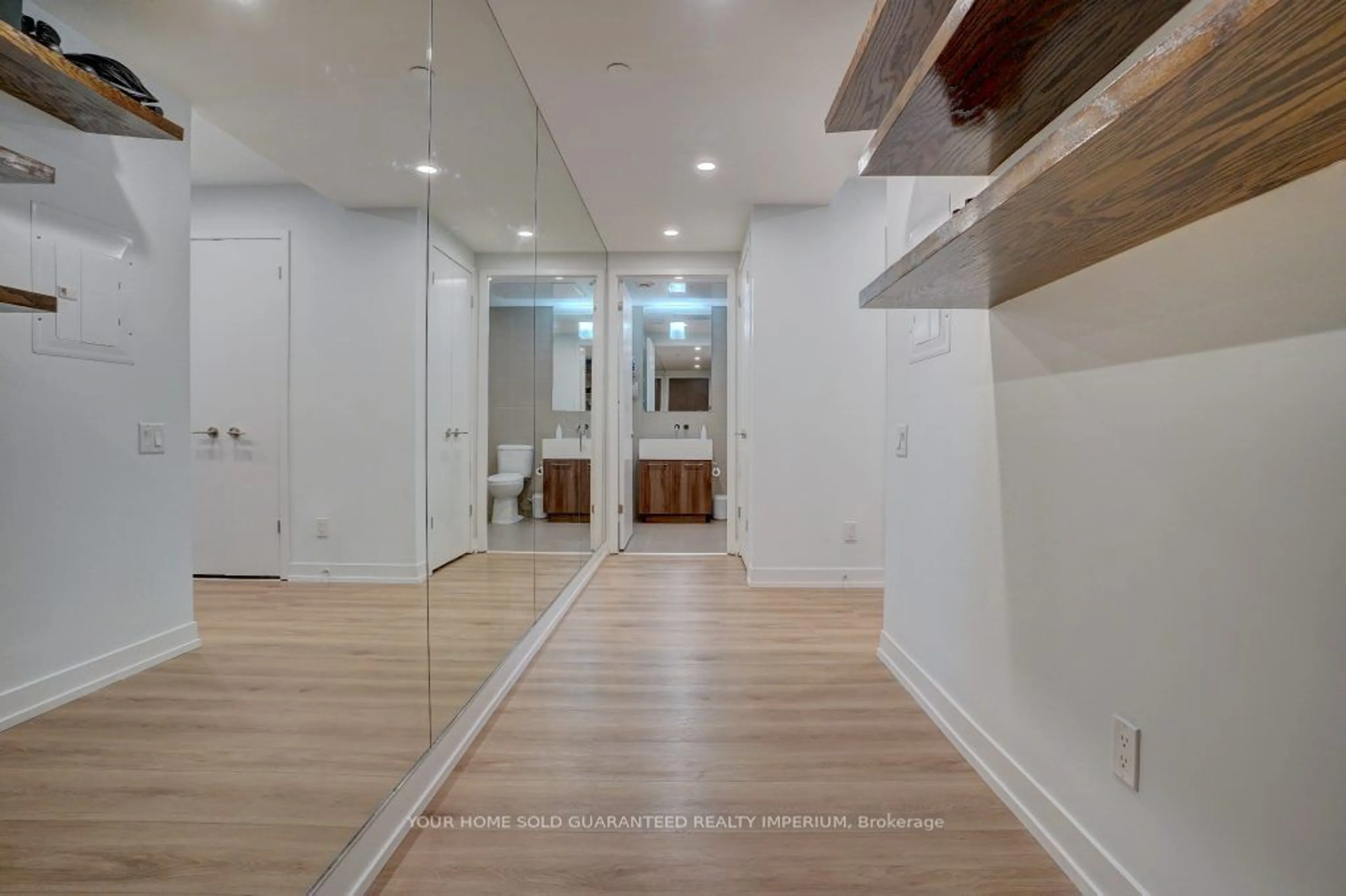 Indoor entryway for 560 King St #823, Toronto Ontario M5V 1M3