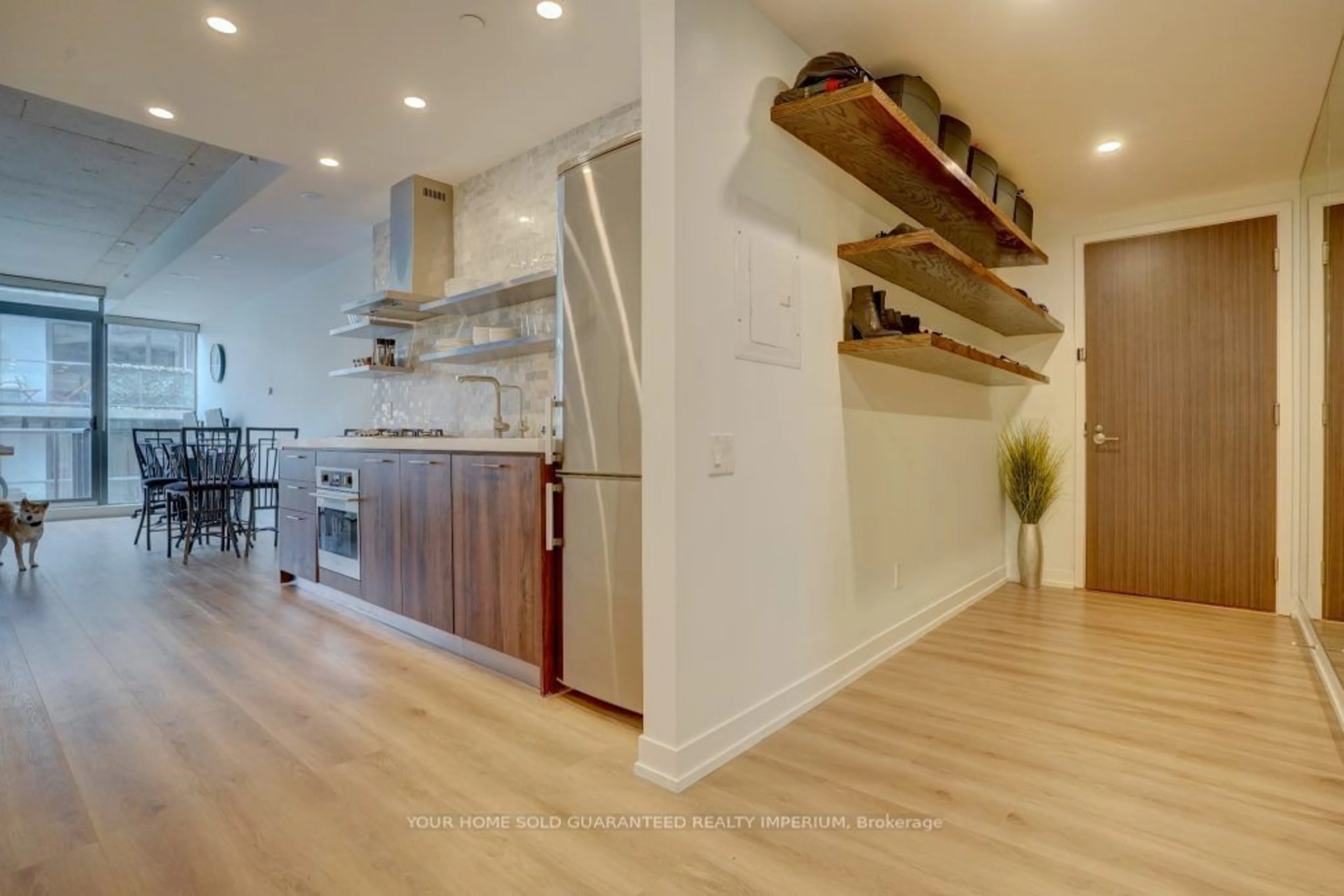 Open concept kitchen, wood/laminate floor for 560 King St #823, Toronto Ontario M5V 1M3