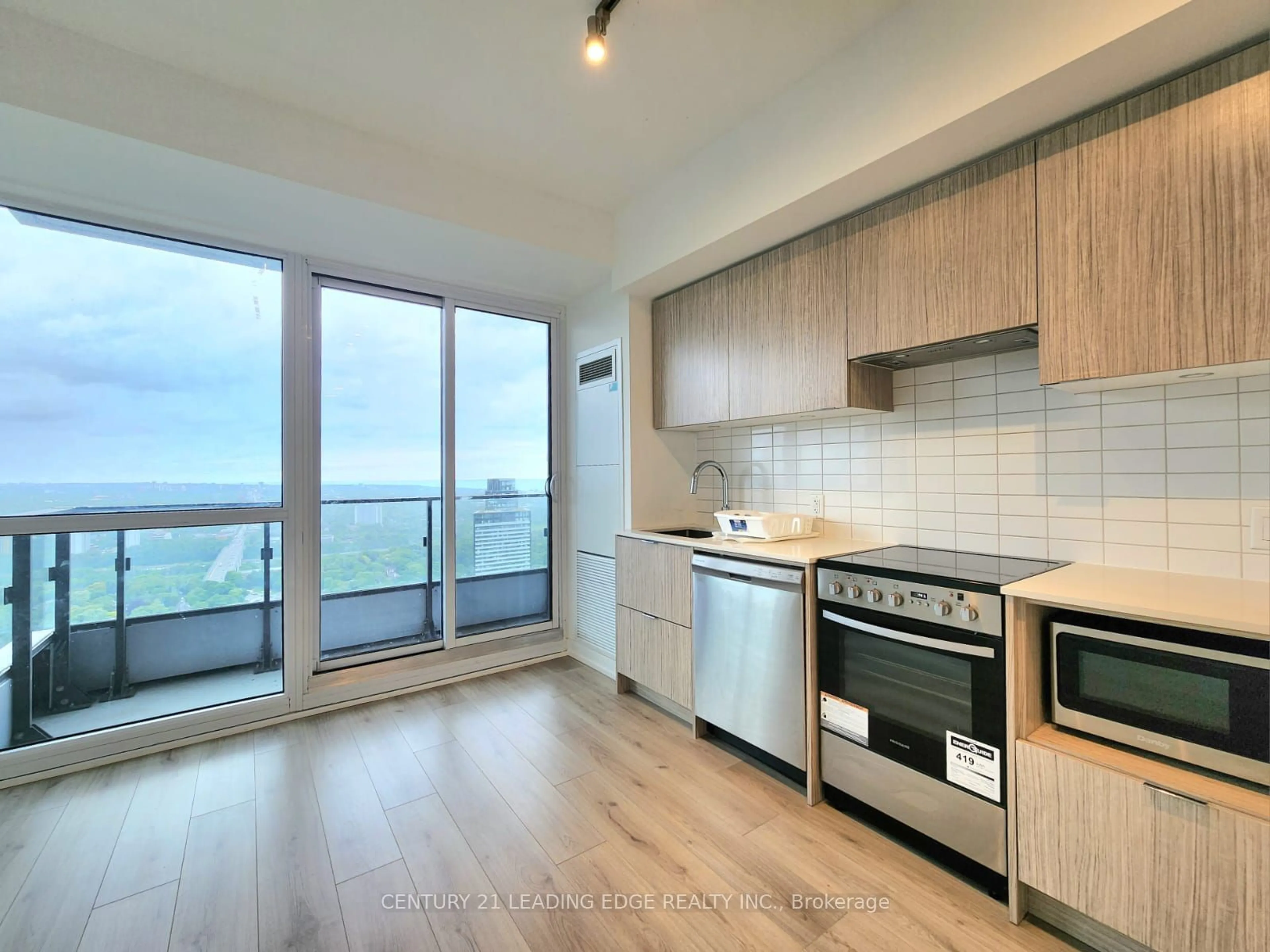 Standard kitchen, wood/laminate floor for 395 Bloor St #4708, Toronto Ontario M4W 1H7