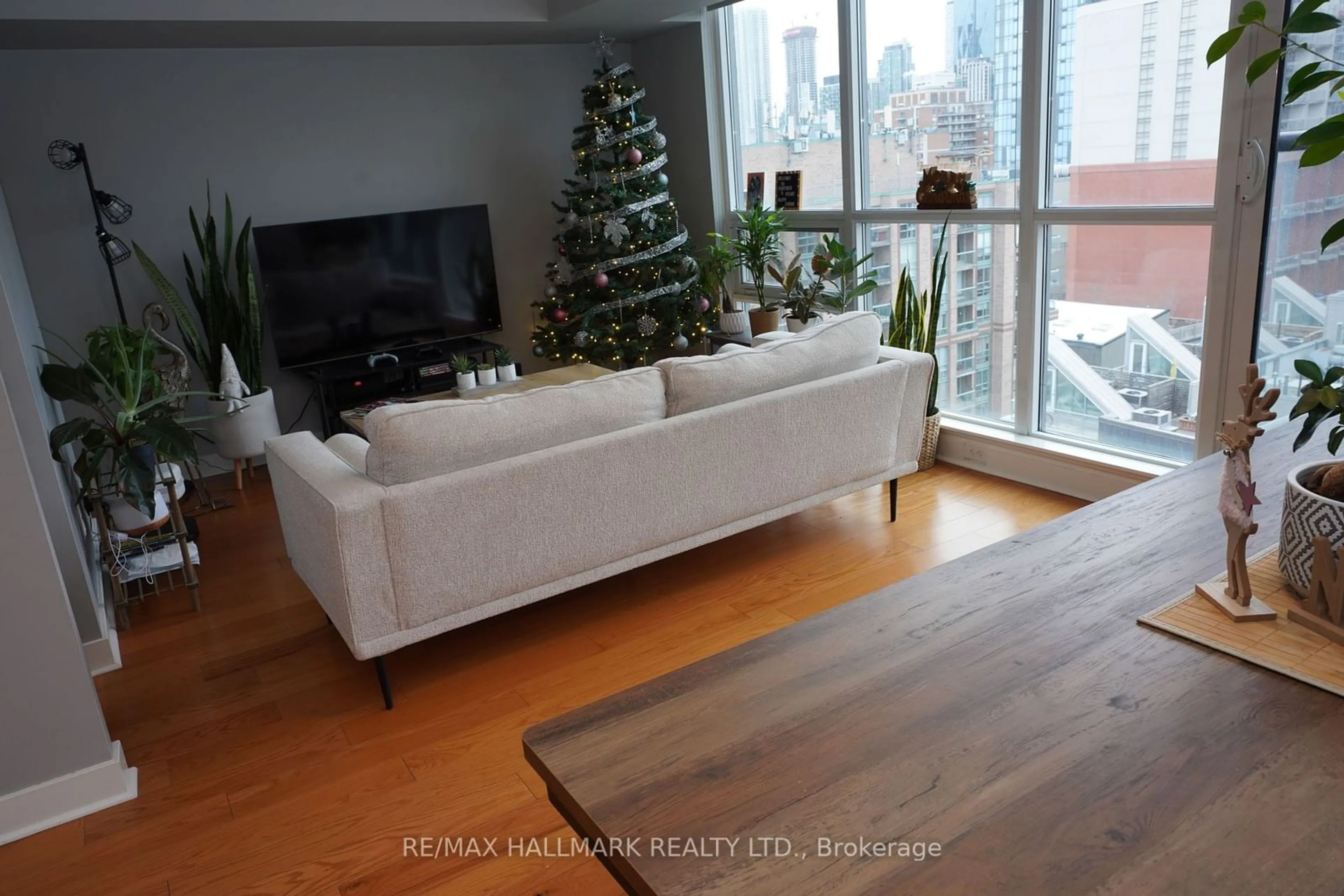 Living room with furniture, wood/laminate floor for 320 Richmond St #1207, Toronto Ontario M5A 1P9