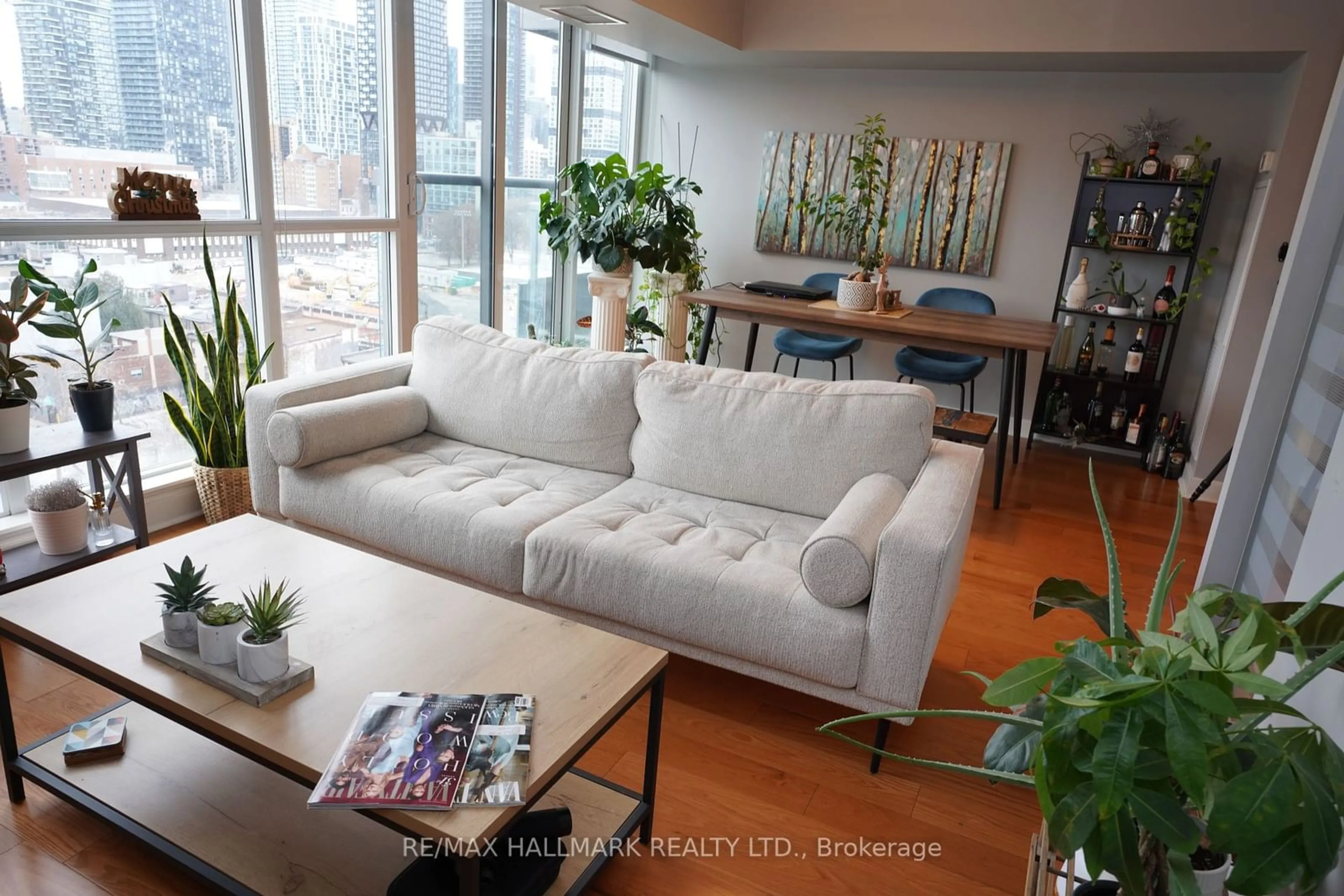 Living room with furniture, unknown for 320 Richmond St #1207, Toronto Ontario M5A 1P9