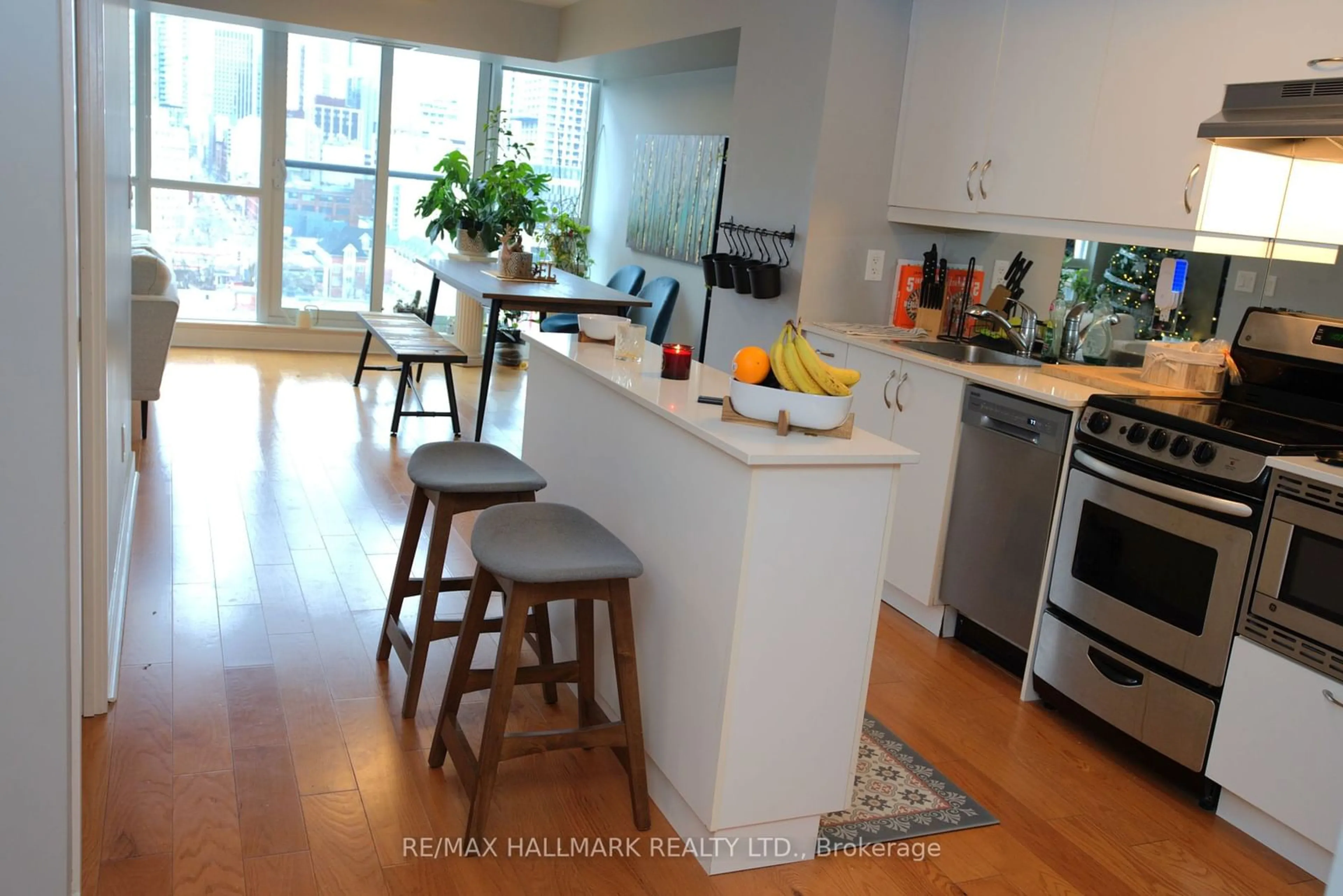 Open concept kitchen, unknown for 320 Richmond St #1207, Toronto Ontario M5A 1P9