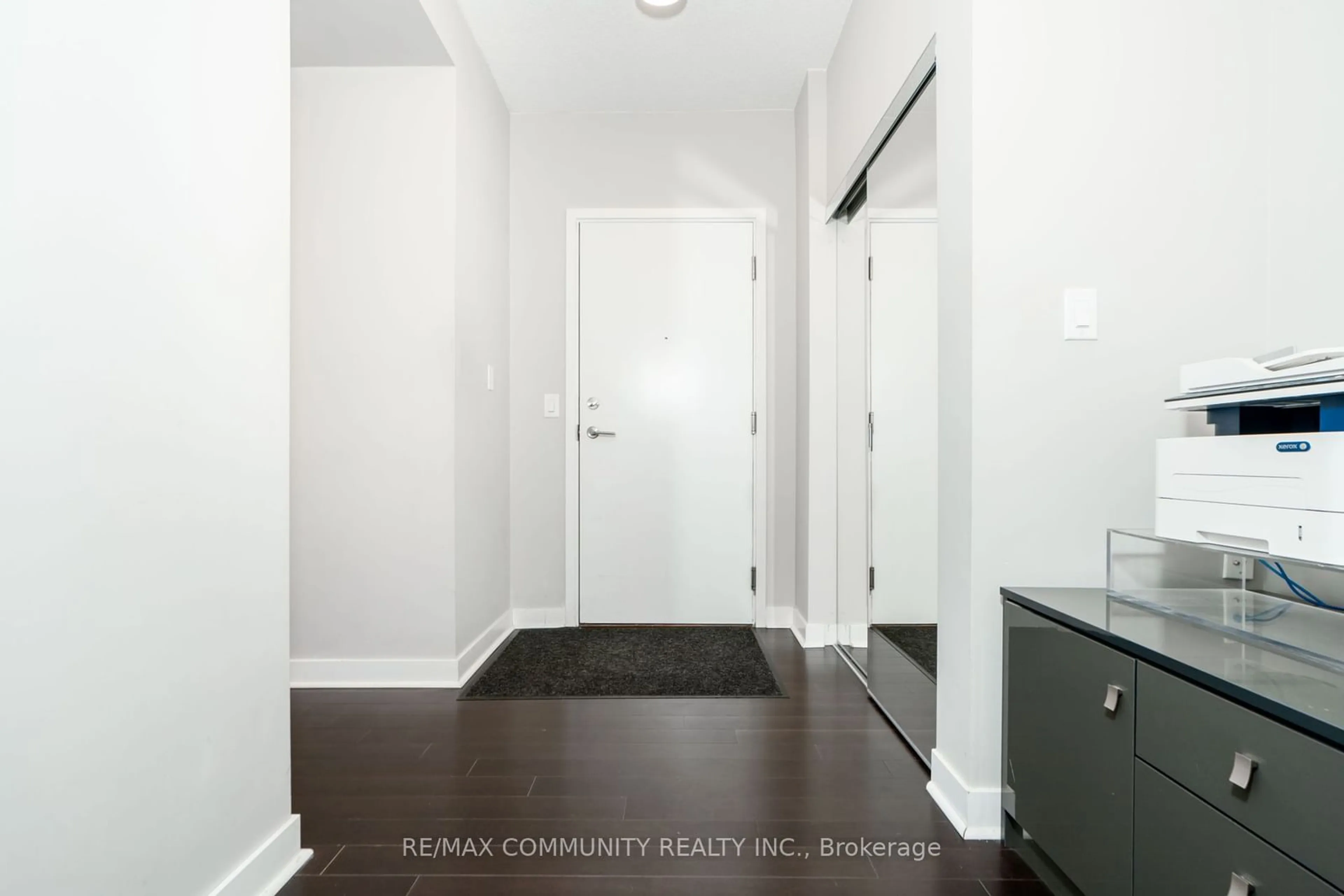 Indoor entryway for 295 Adelaide St #2406, Toronto Ontario M5V 0L4