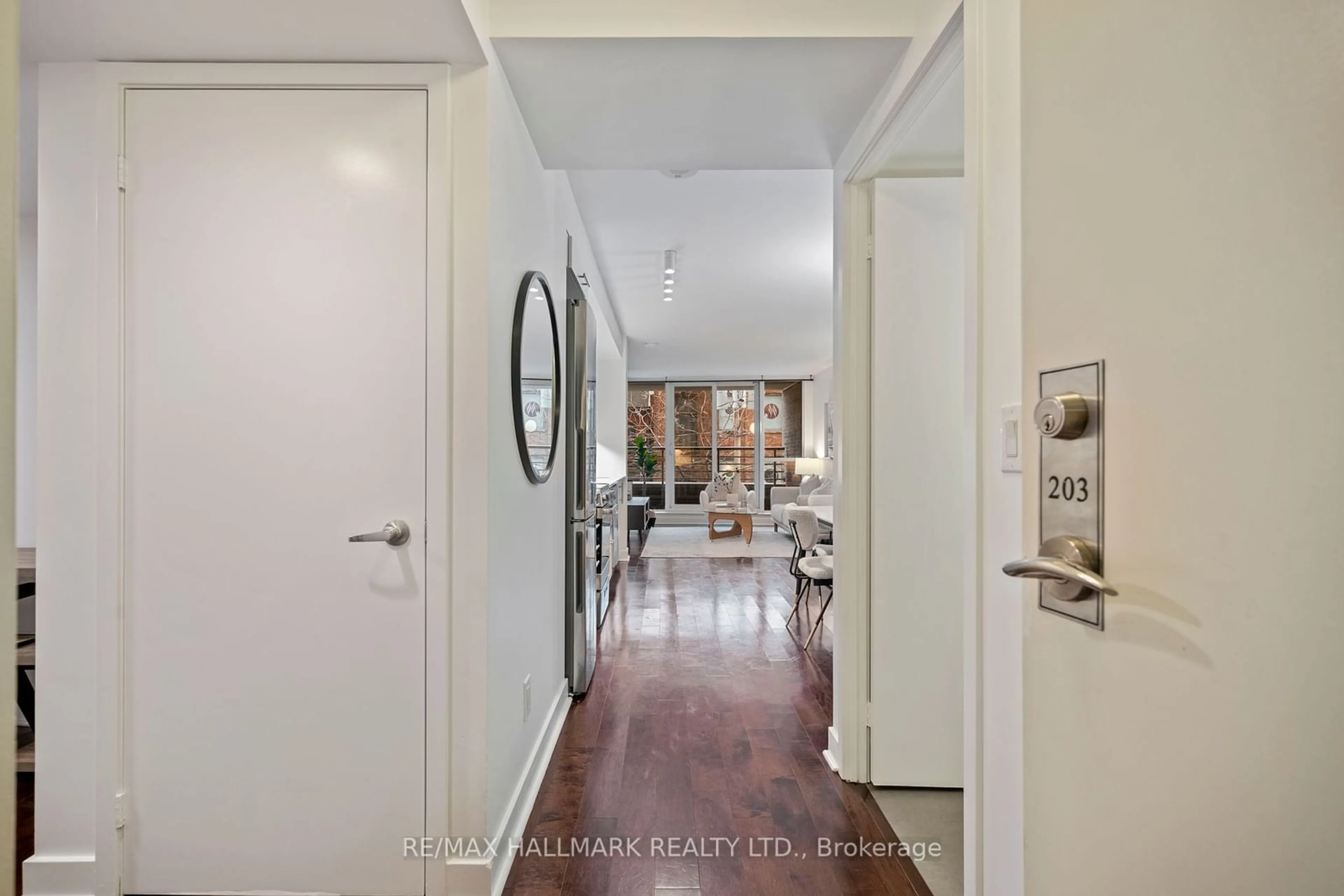 Indoor entryway for 320 Richmond St #203, Toronto Ontario M5A 1P9