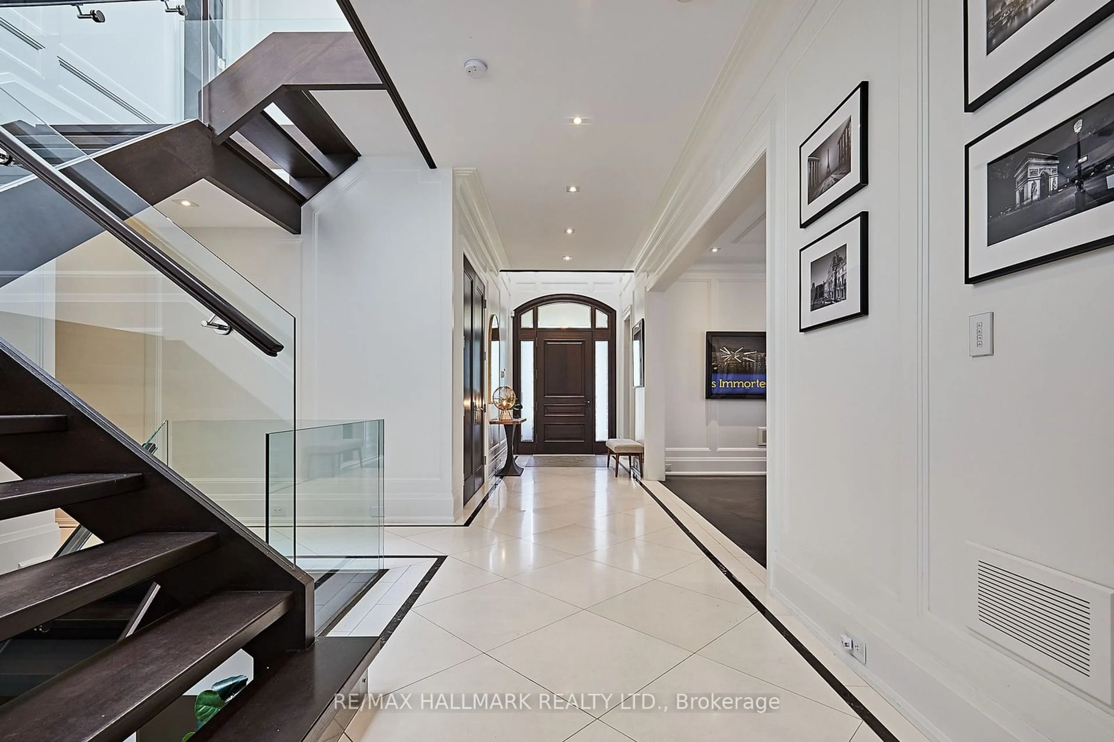 Indoor foyer for 75 Lorraine Dr, Toronto Ontario M2N 2E3