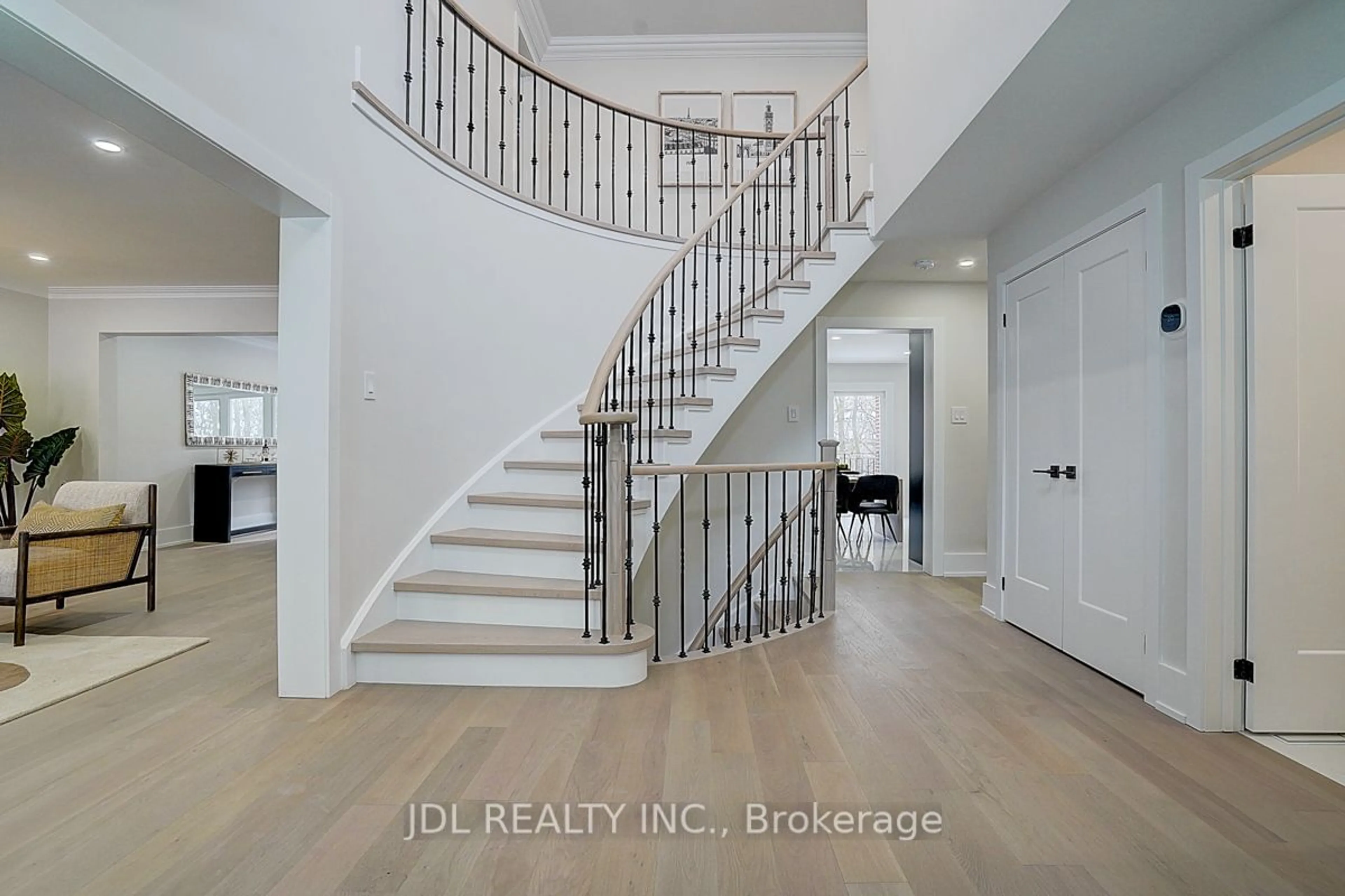 Indoor entryway for 19 Mossgrove Tr, Toronto Ontario M2L 2W2