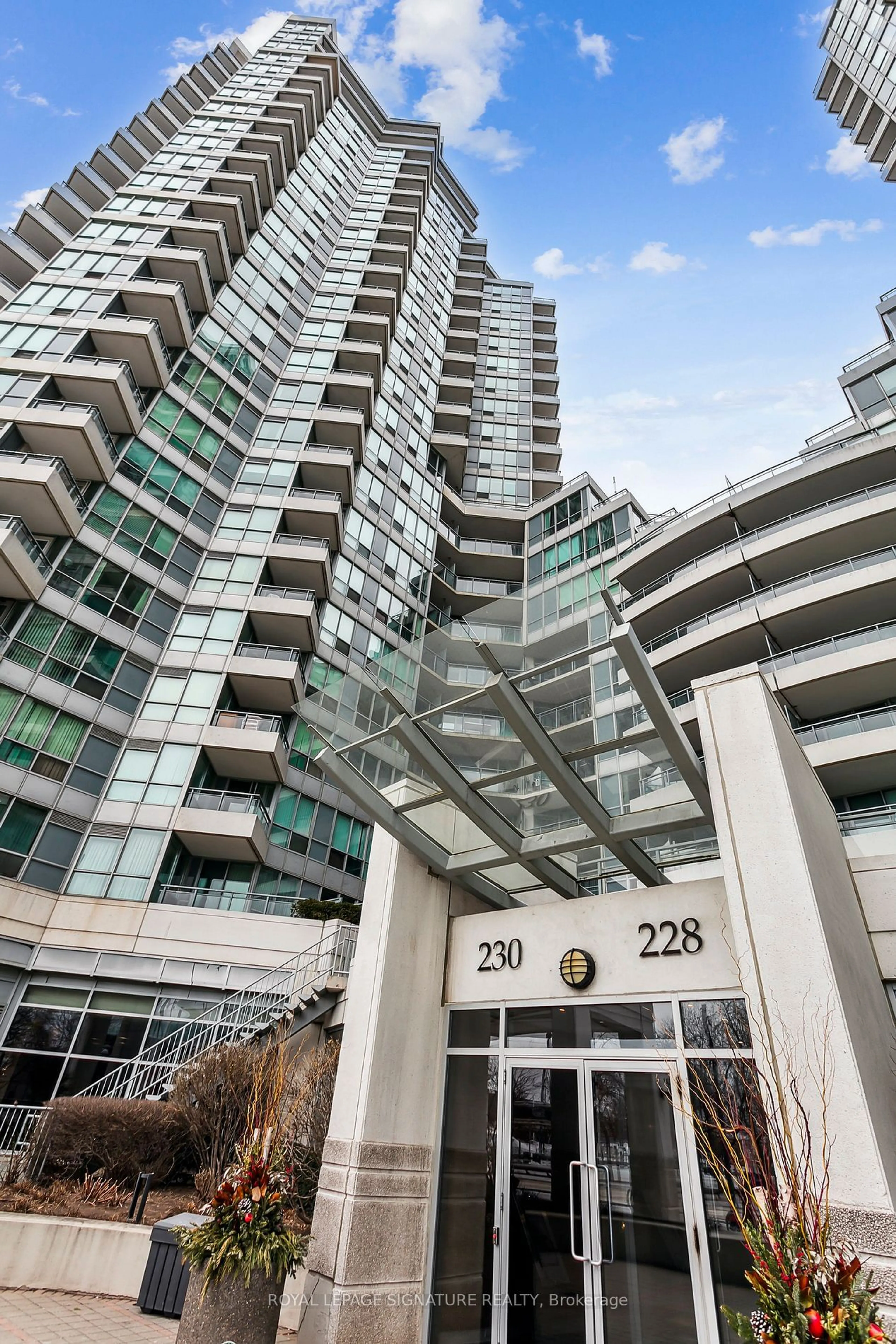 Indoor foyer for 230 Queens Quay #1119, Toronto Ontario M5J 2Y7