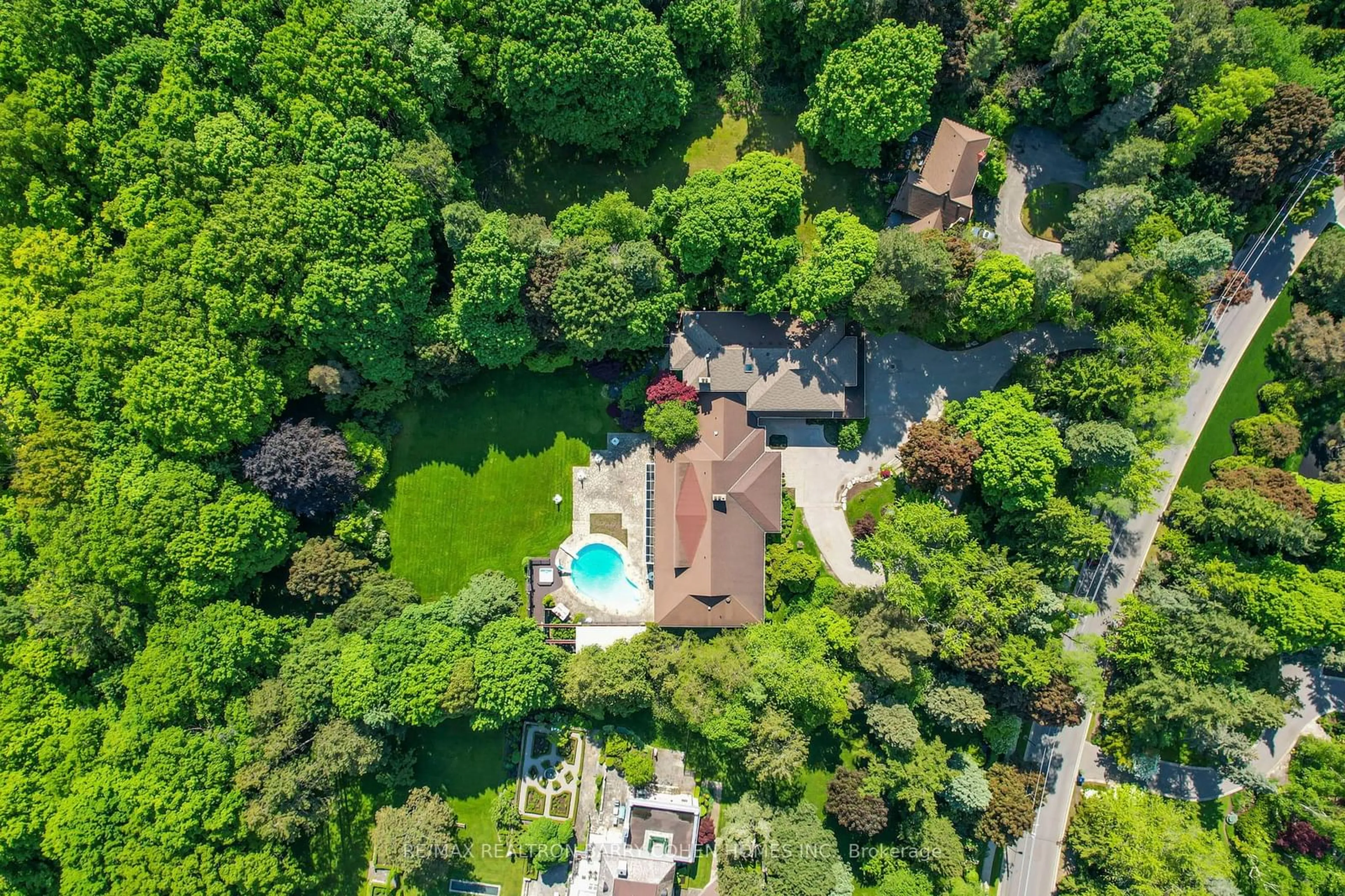 A pic from outside/outdoor area/front of a property/back of a property/a pic from drone, forest/trees view for 50 Park Lane Circ, Toronto Ontario M3C 2N2