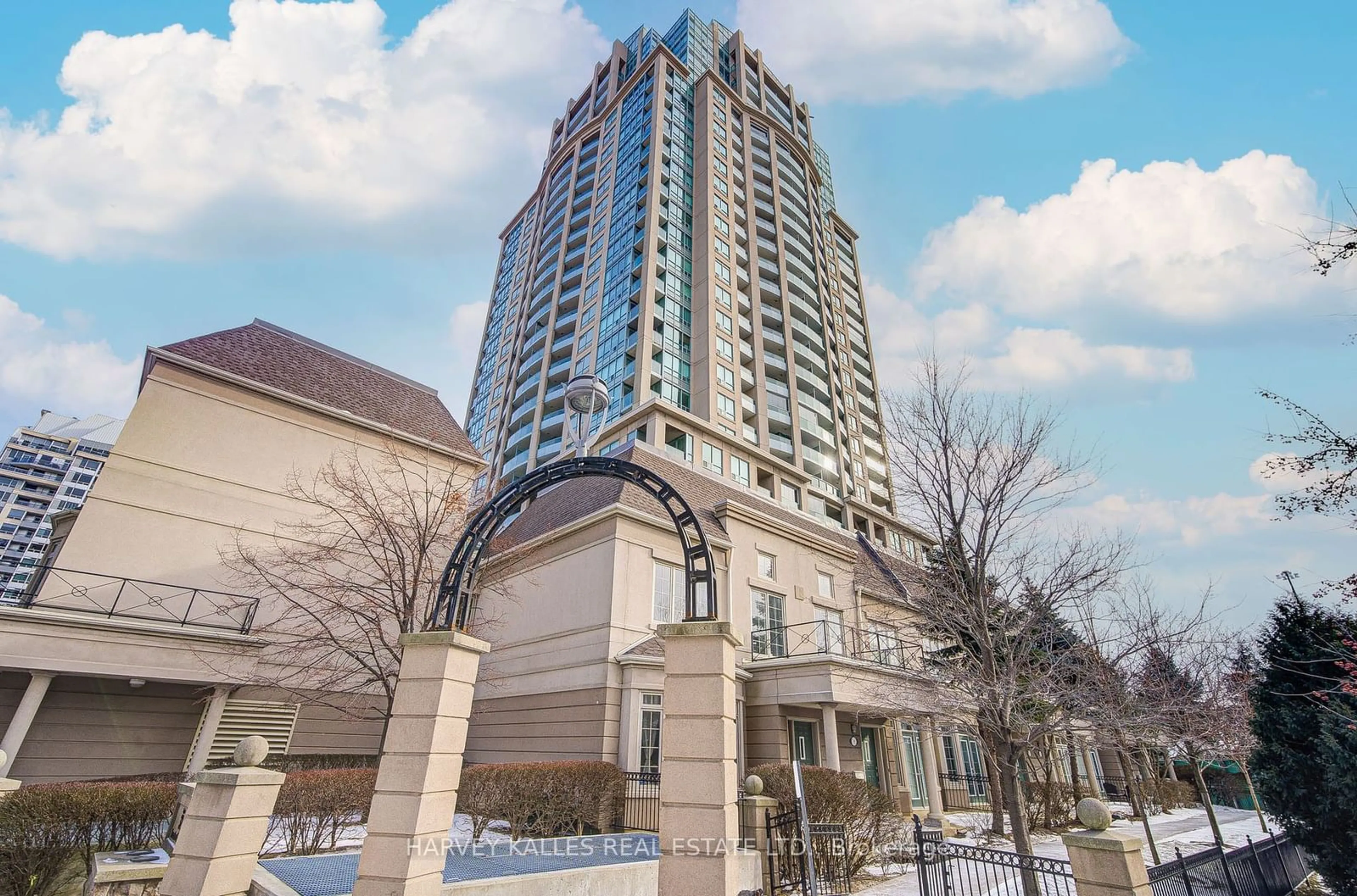 Indoor foyer for 32 Kenaston Gdns #TH103, Toronto Ontario M2K 1G8