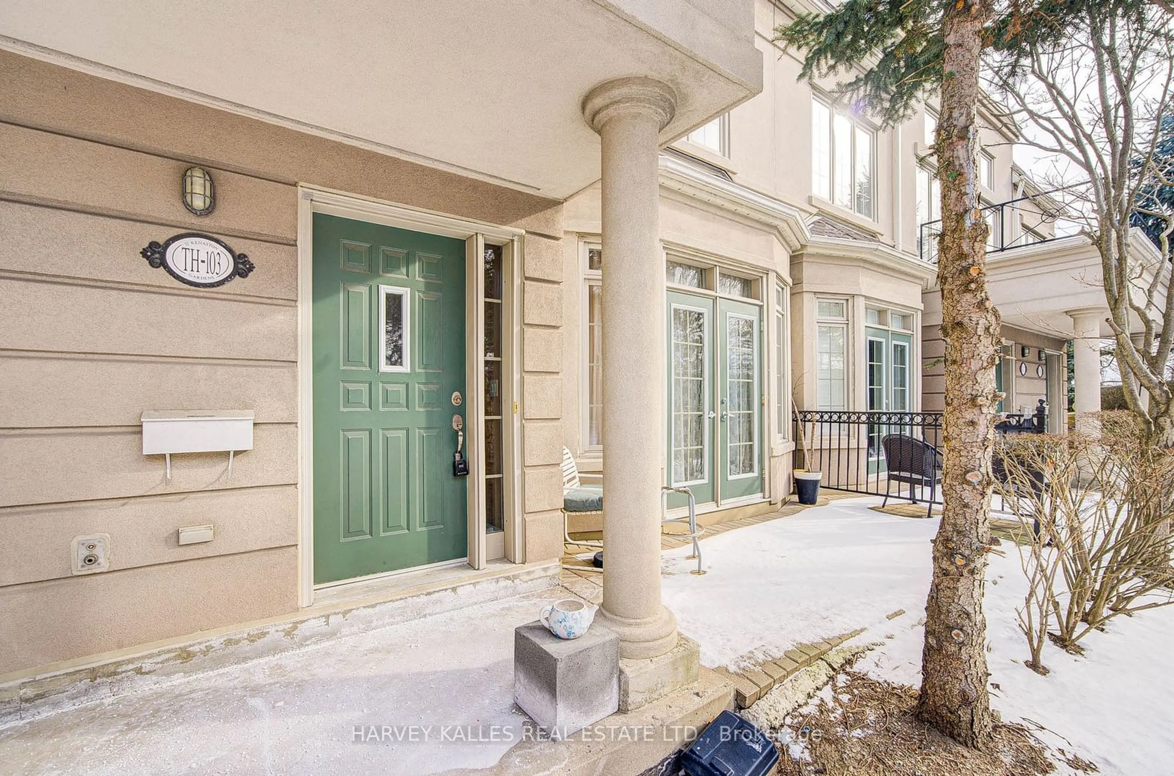 Indoor entryway for 32 Kenaston Gdns #TH103, Toronto Ontario M2K 1G8